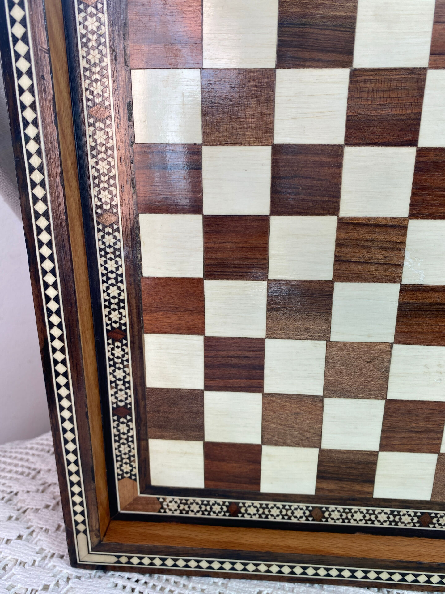 Jeu d’échec en marqueterie 