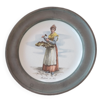 Assiette murale en étain et porcelaine