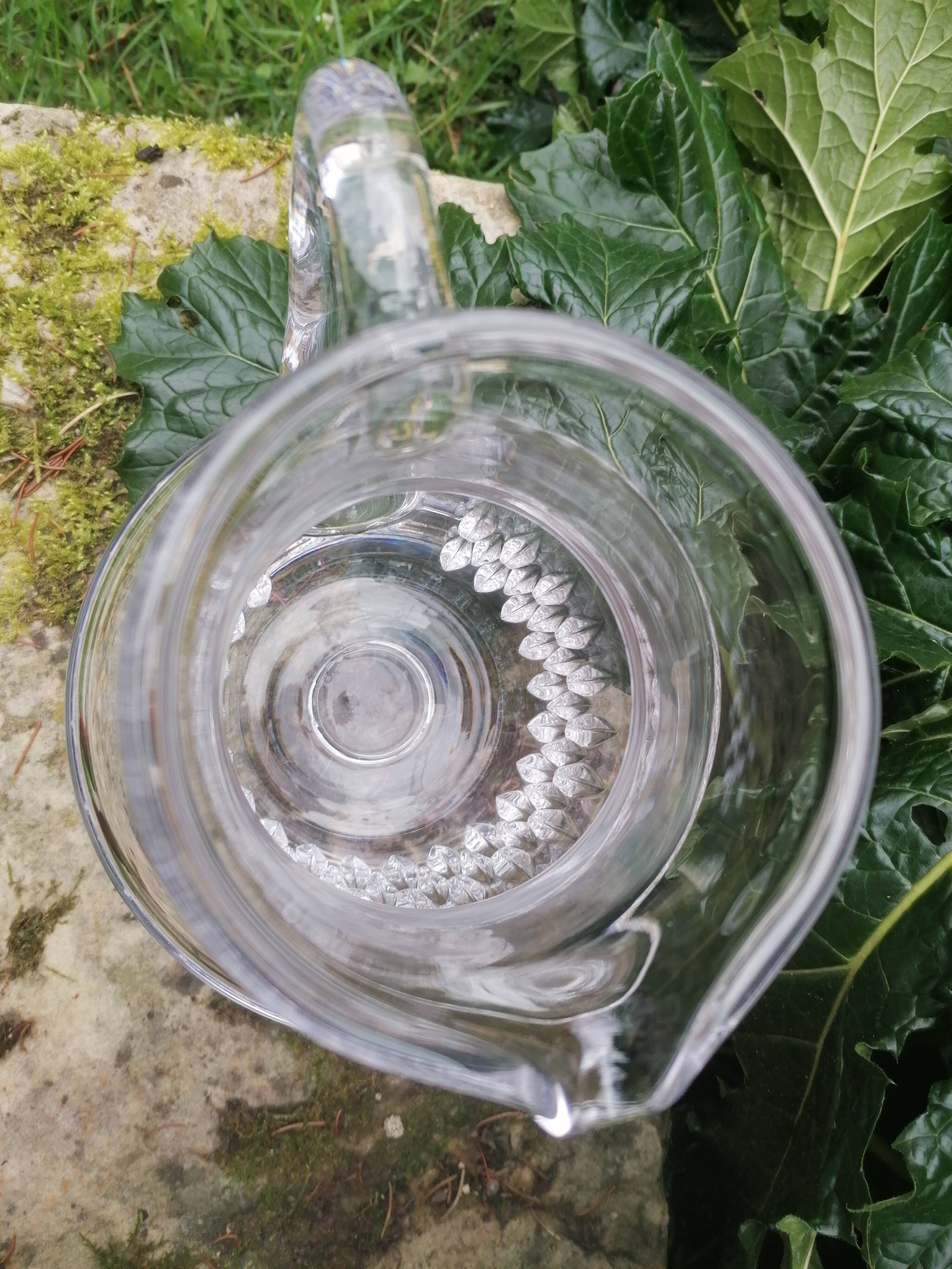 broc en verre taillé