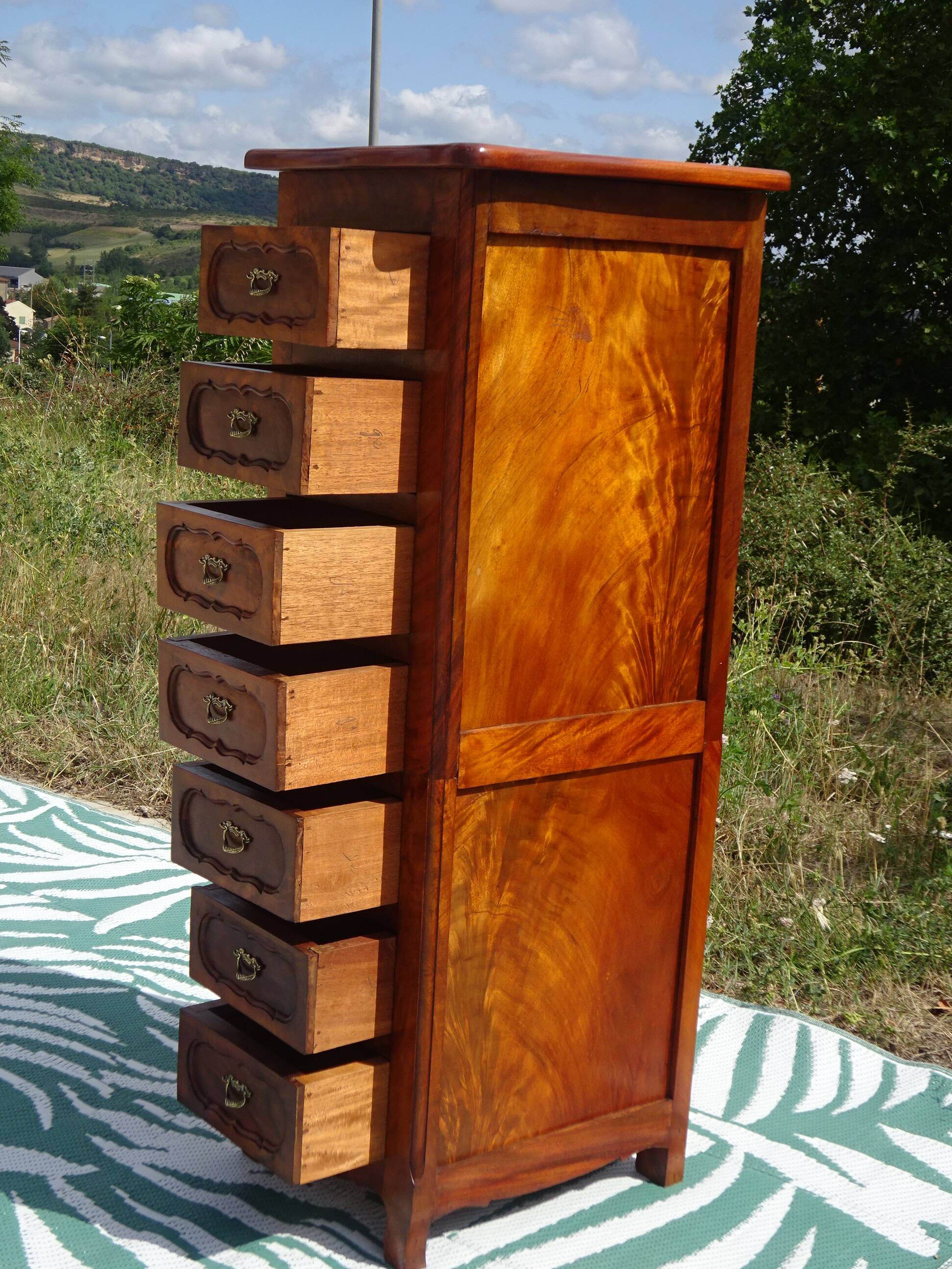 Semainier ancien en acajou flammé