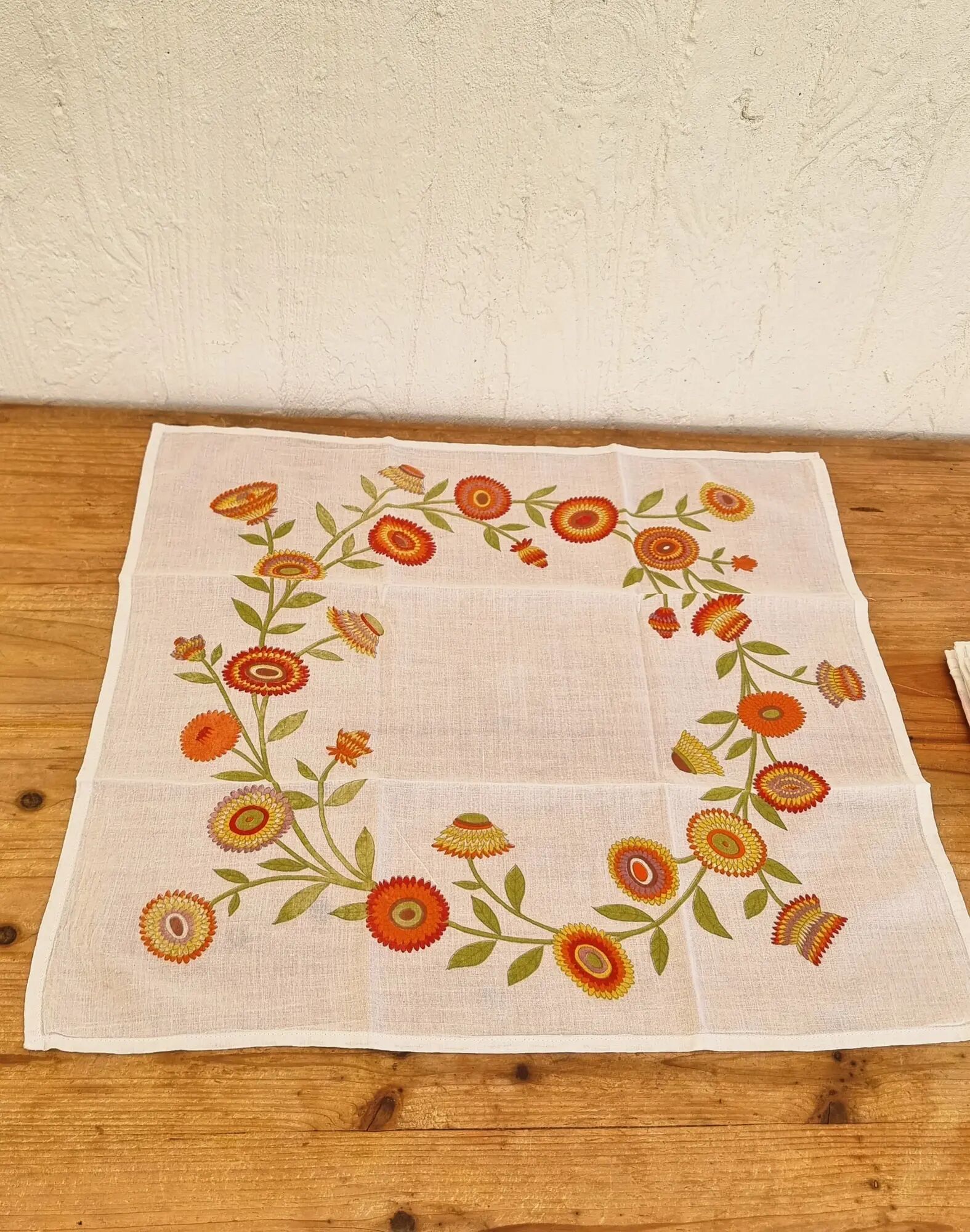 6 vintage table napkins with pop flowers from the 70s.