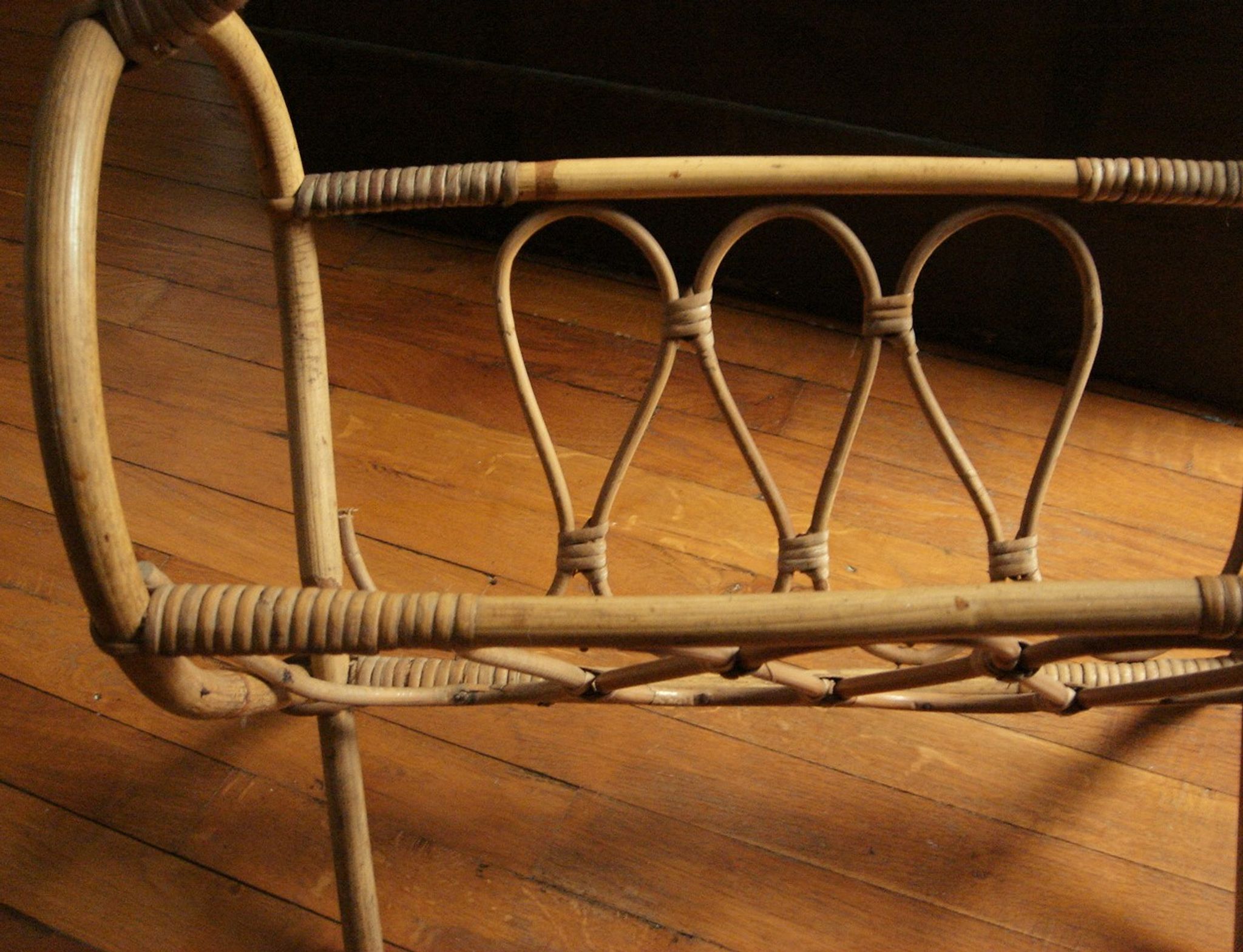 Magazine rack vintage rattan bamboo, cove round moving volutes feet