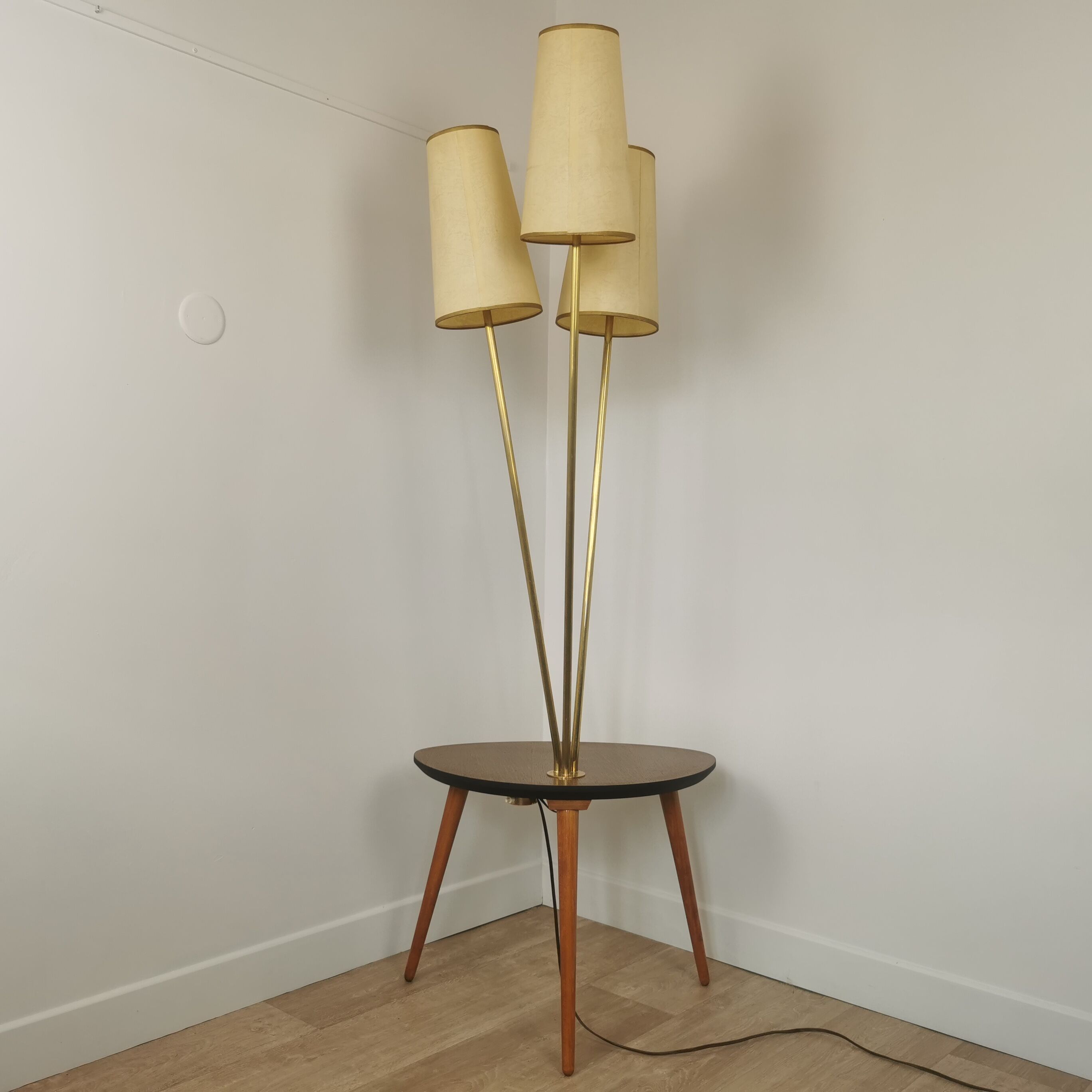 Lampadaire tripode avec tablette 60
