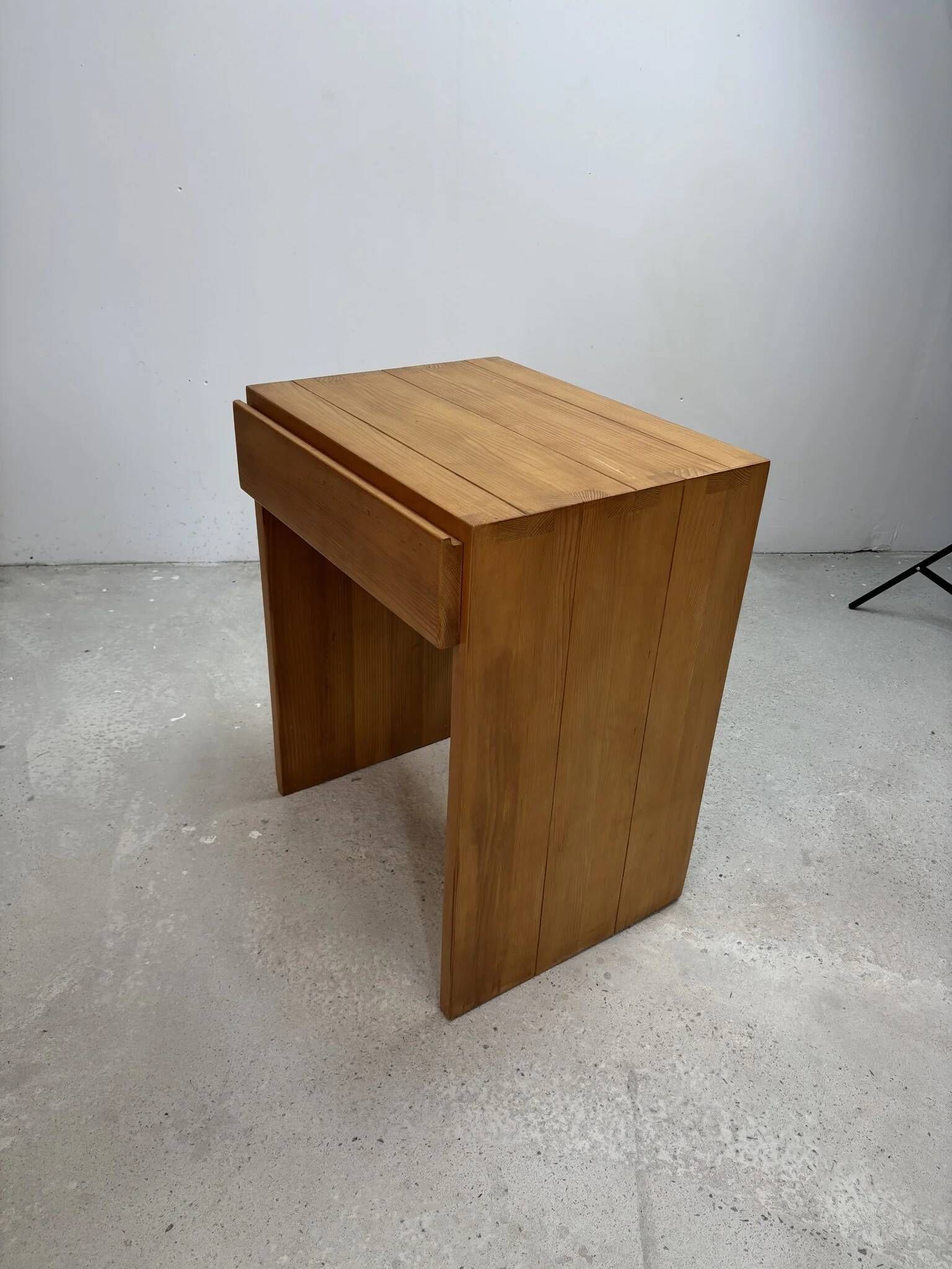 Small "Regain" desk in solid pine