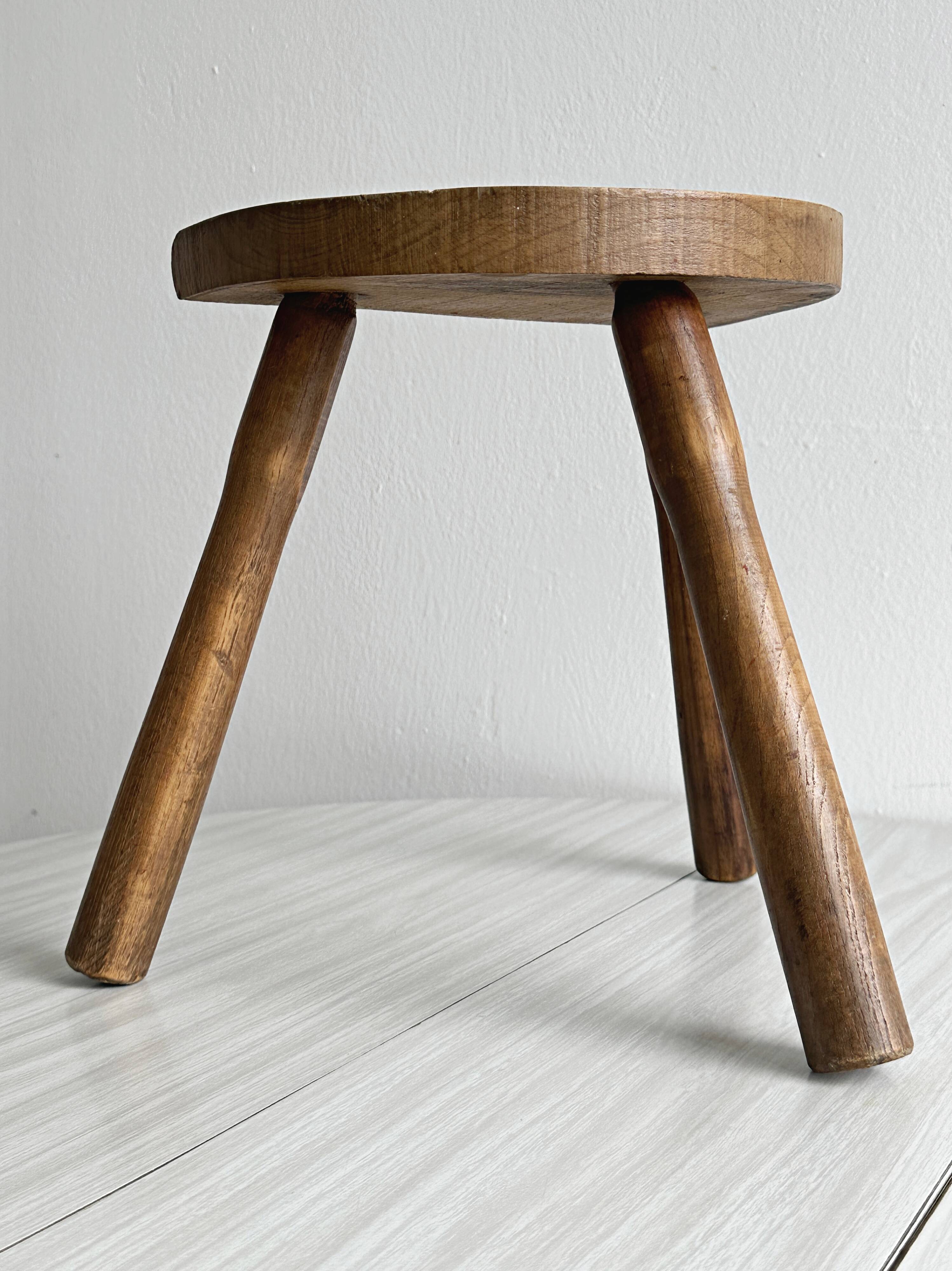Tabouret tripode ancien en bois