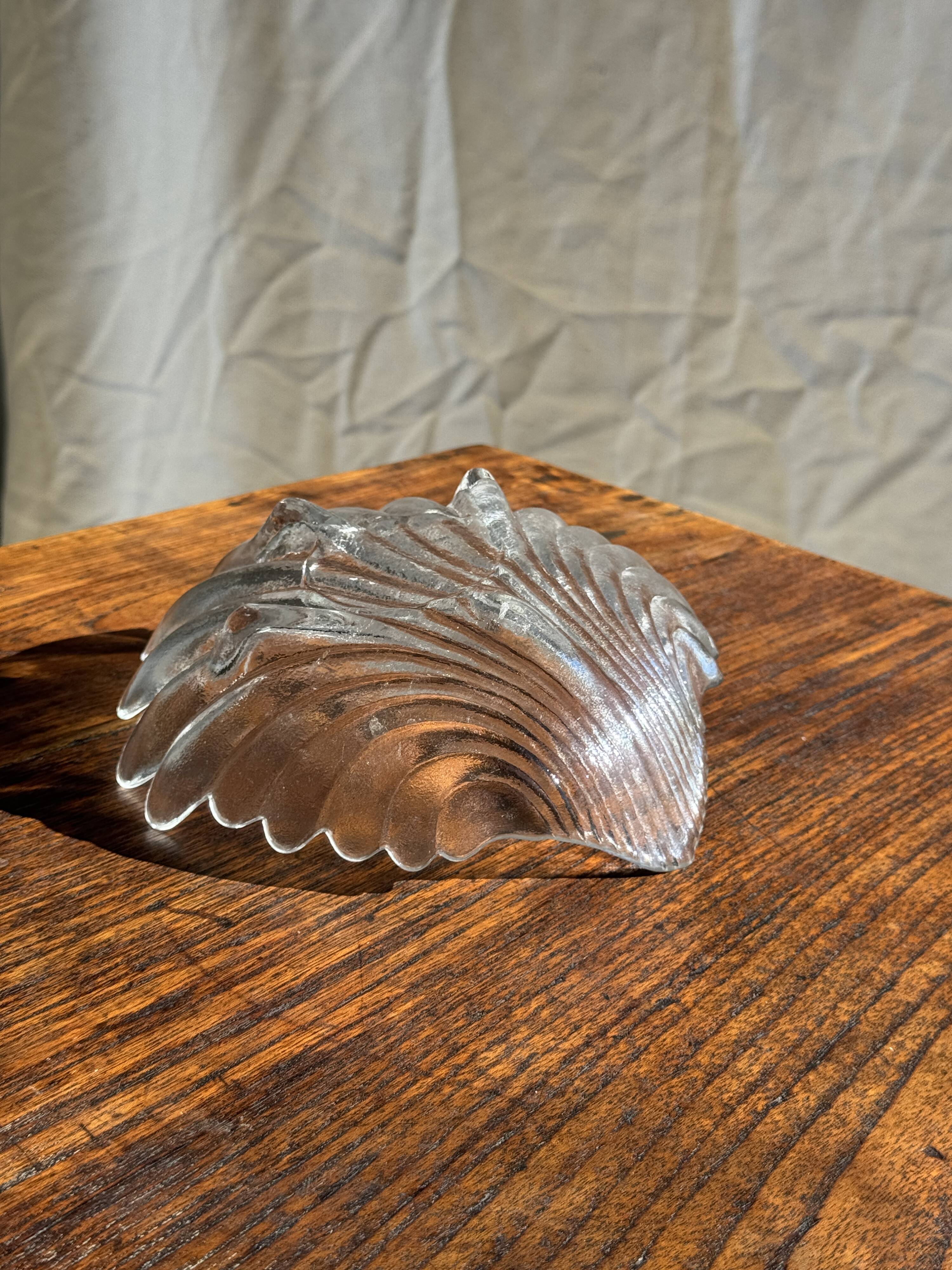 Large stylised shell bowl in vintage glass D22