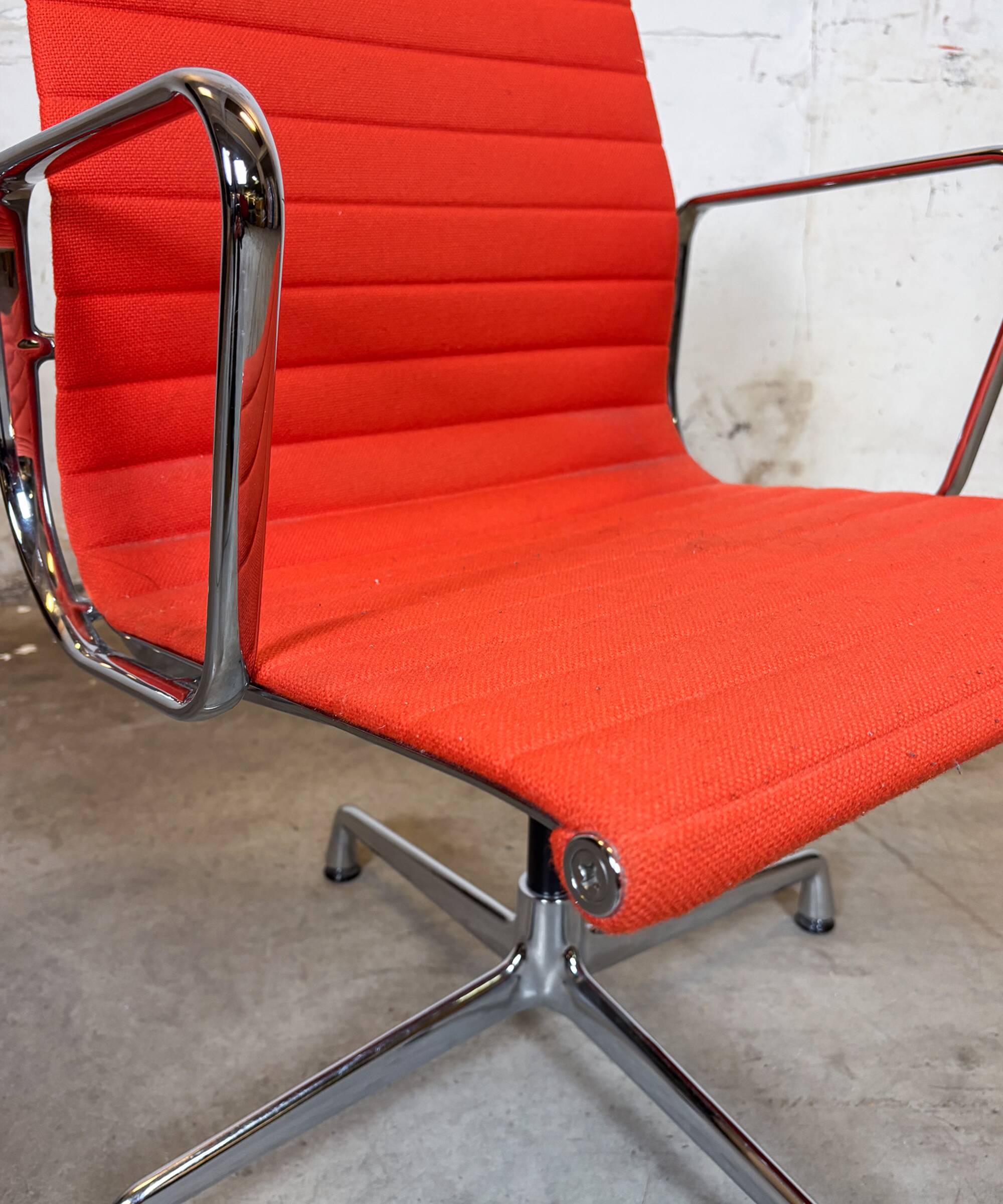 Vitra EA 108 Charles & Ray Eames, tissu et aluminium – orange – chaise de t