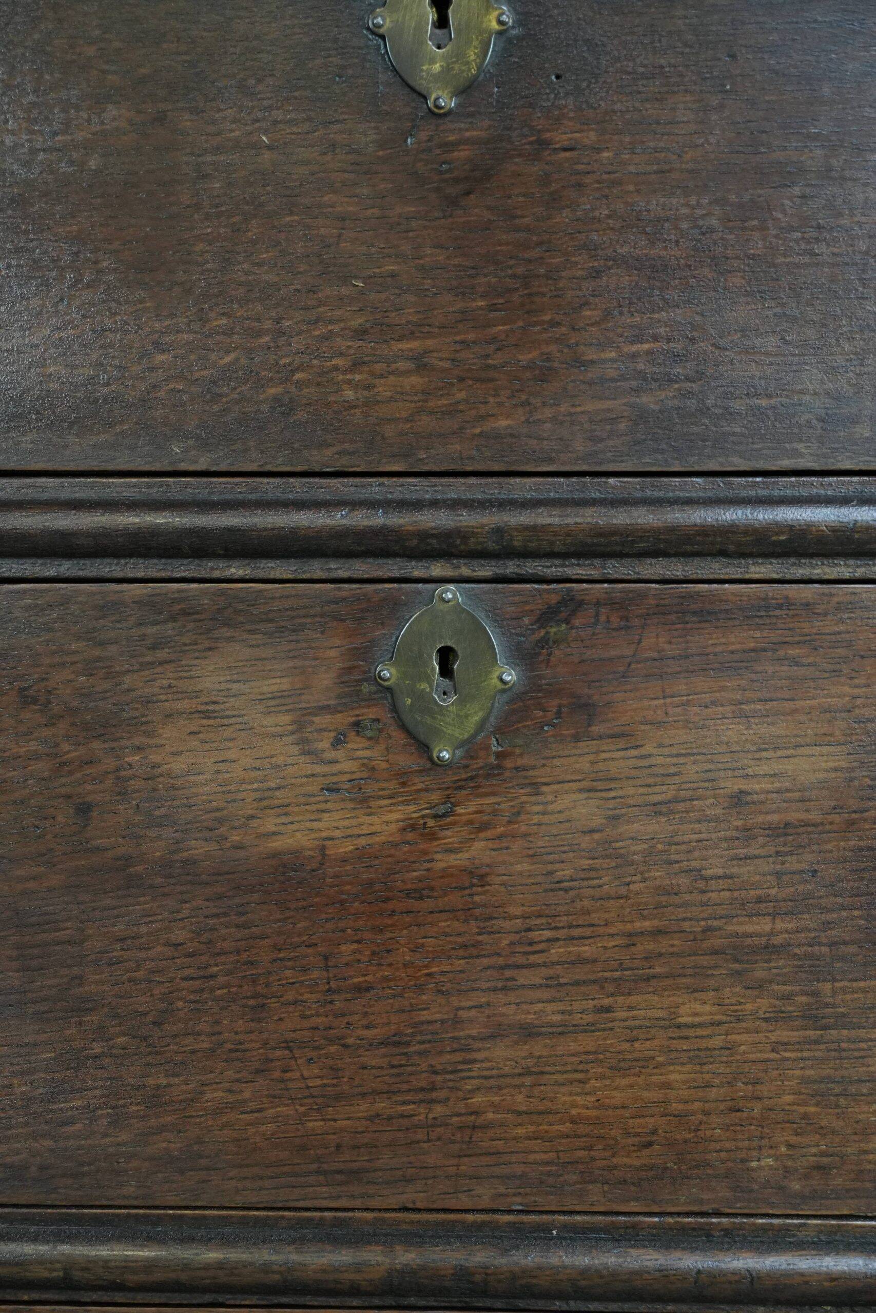 Unique commode anglaise antique du début du XVIIIe siècle