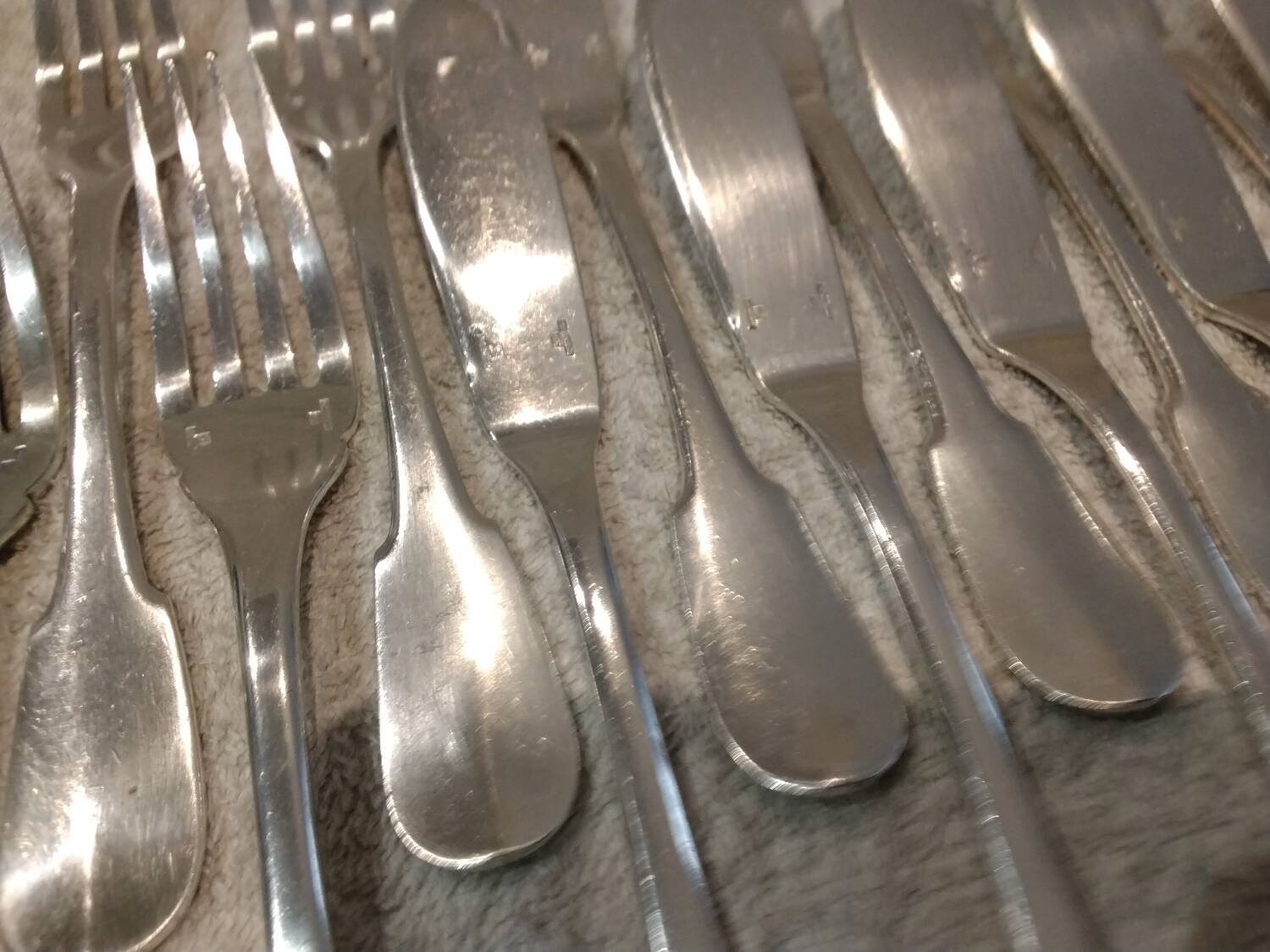 12 fish cutlery sets, 24 pieces, silver-plated metal, Christofle Cluny silversmith