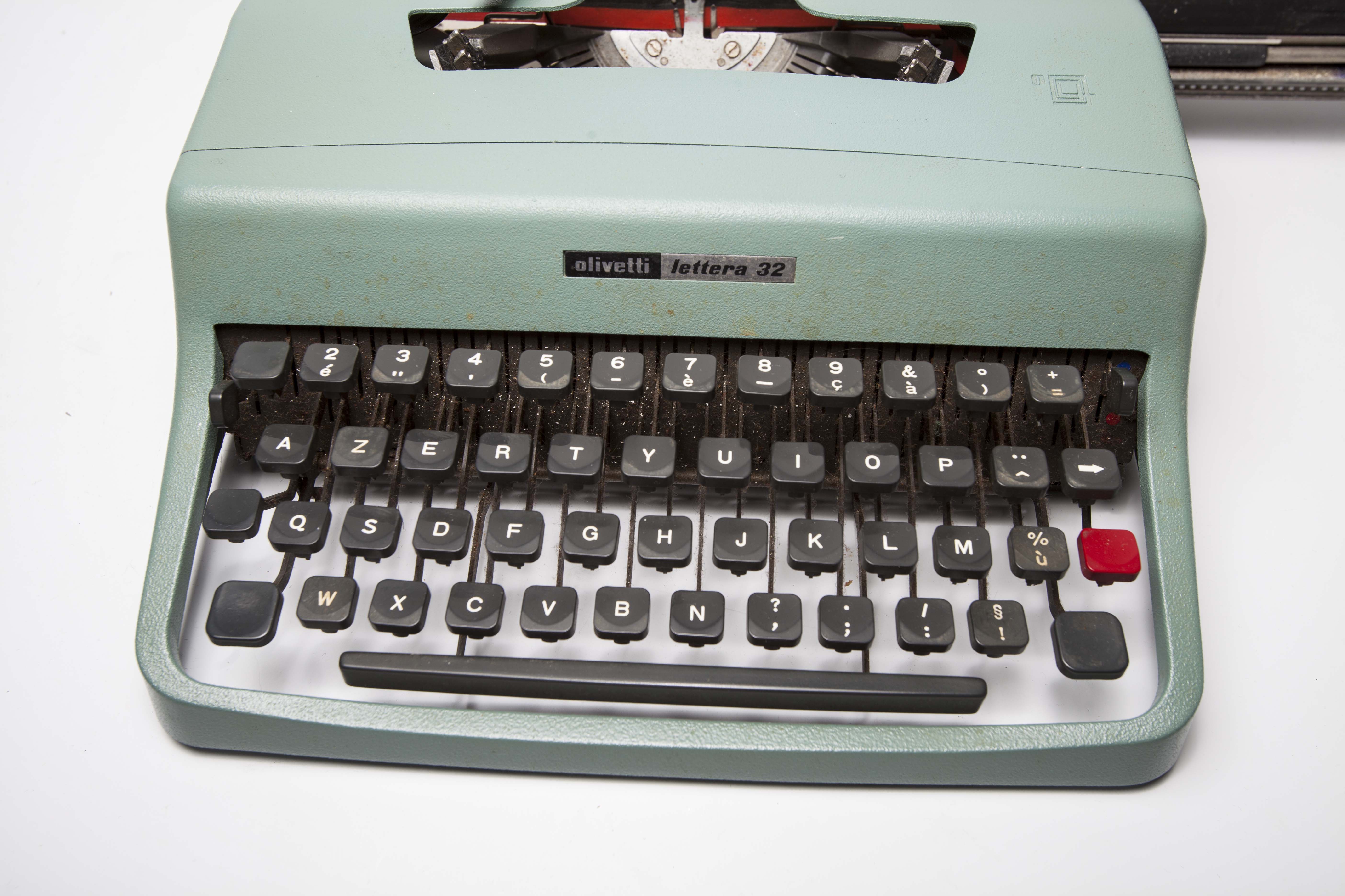 Typewriter olivetti lettera 32