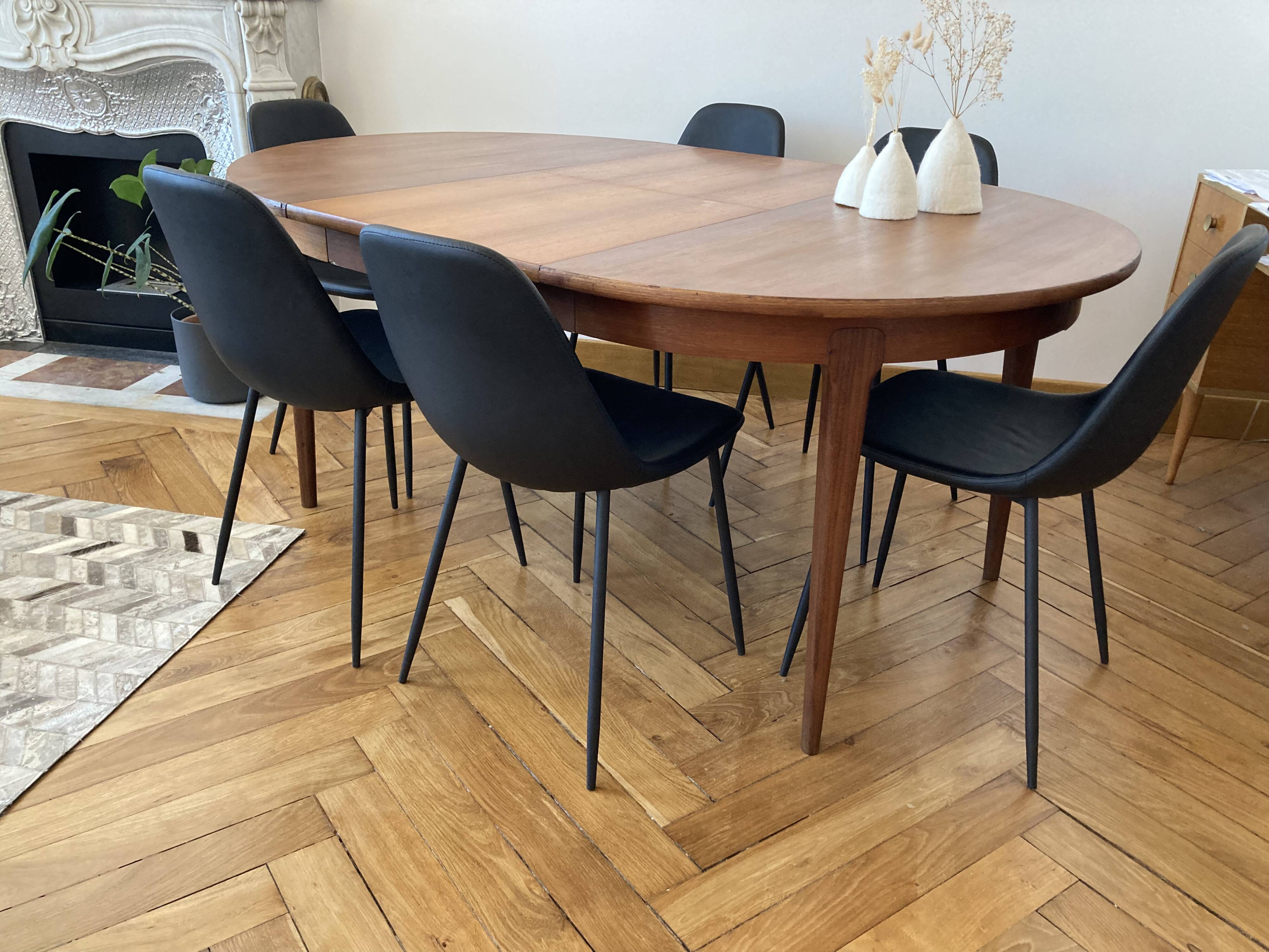 Extendable Scandinavian table