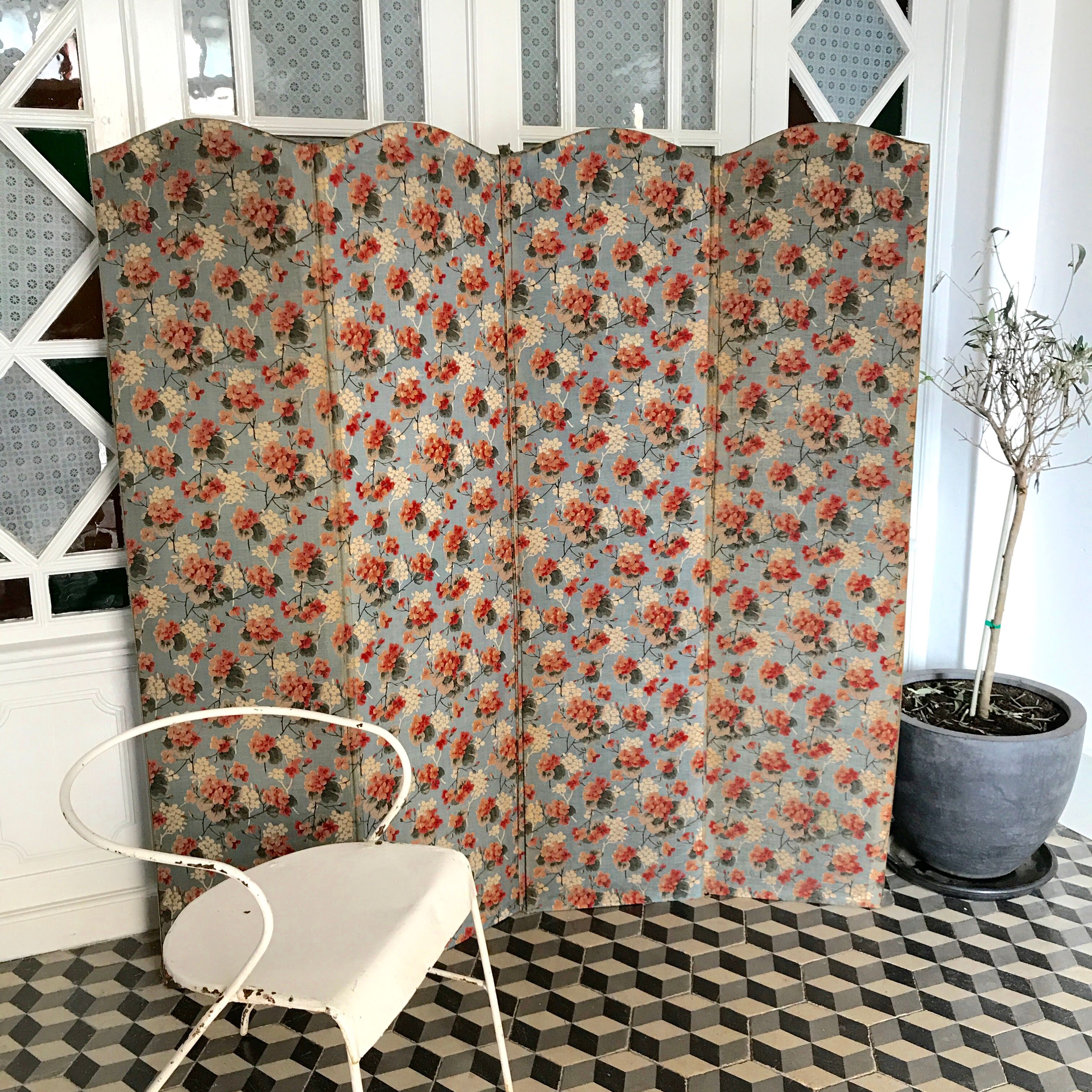 Screen old wood and flowery fabric