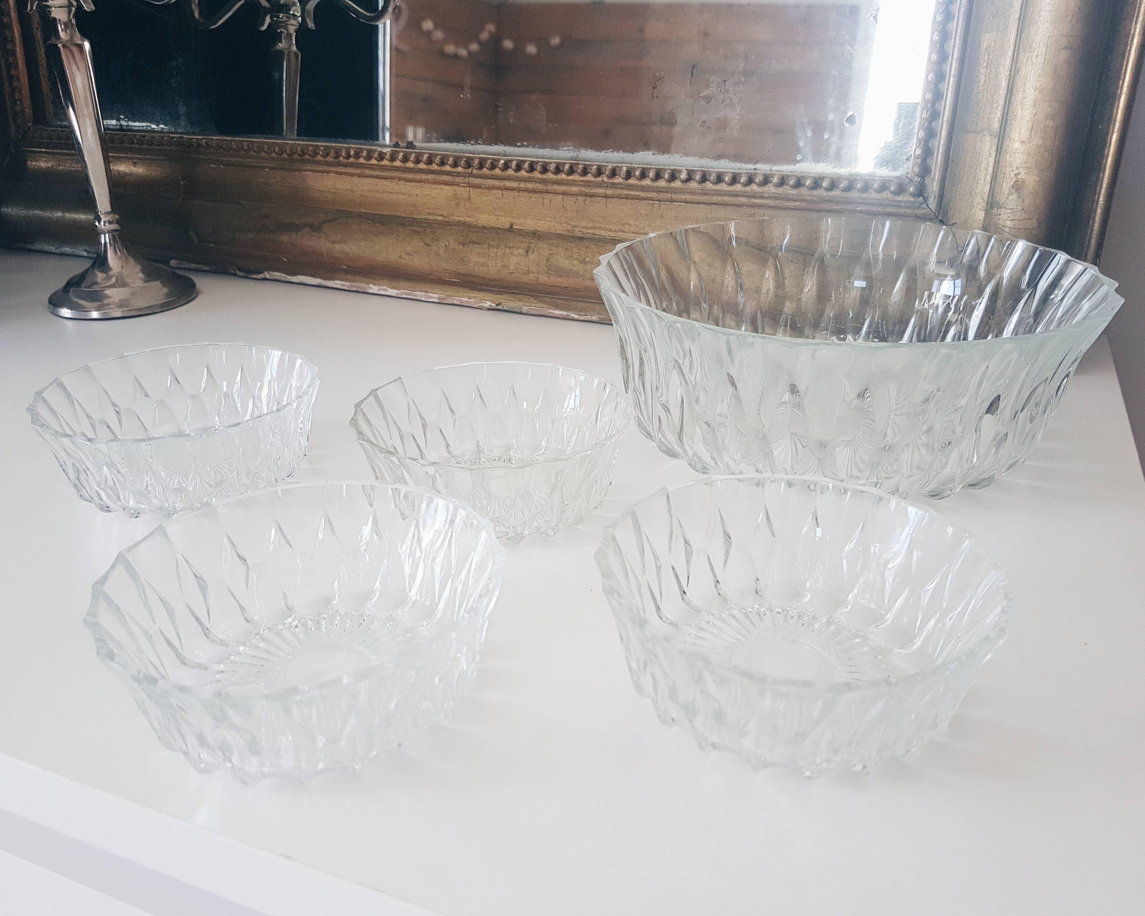 Glass dessert service bowl and cups