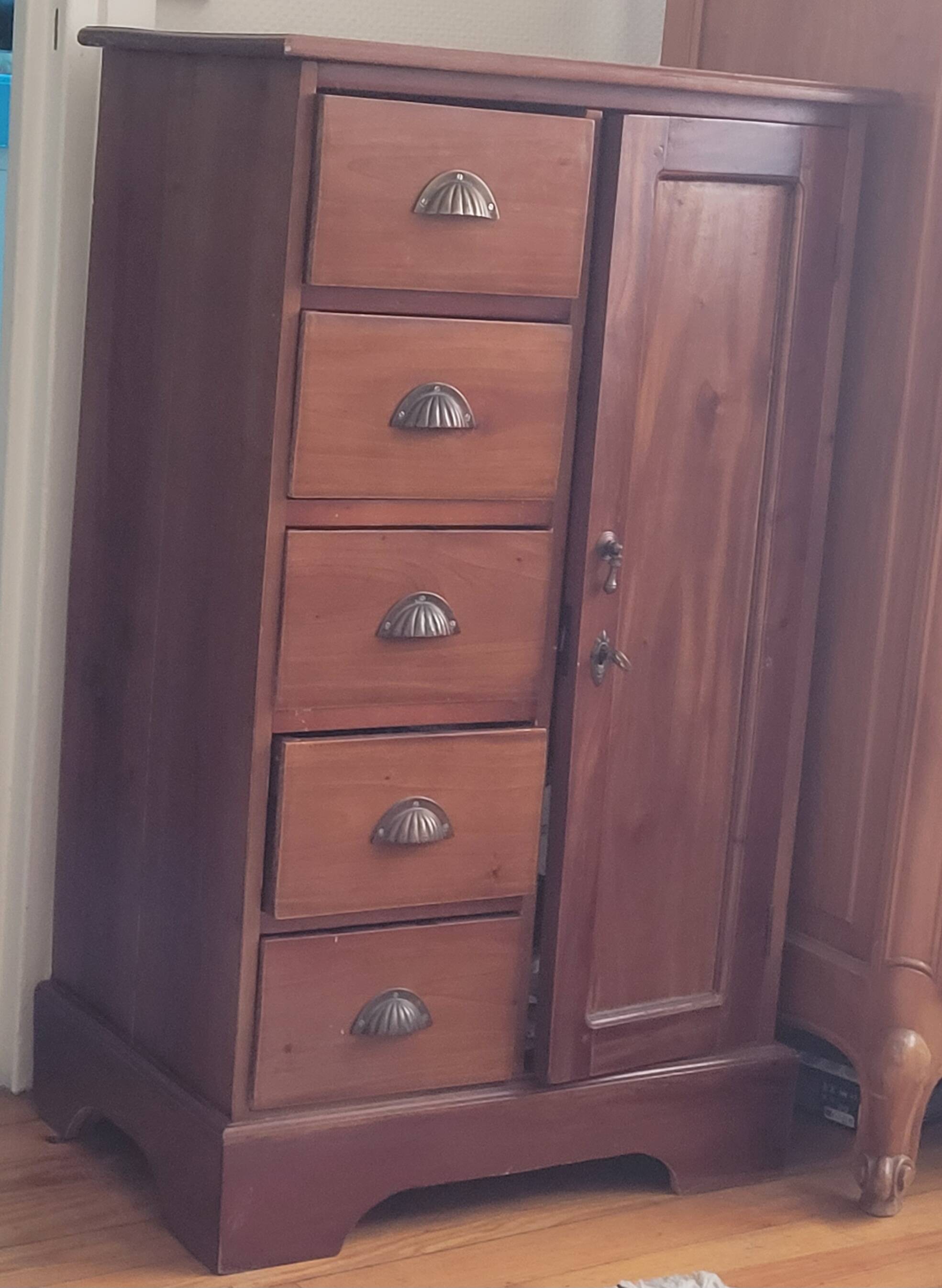 Ce meuble est buffet vintage en bois massif, avec une finition brun