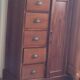 Ce meuble est buffet vintage en bois massif, avec une finition brun