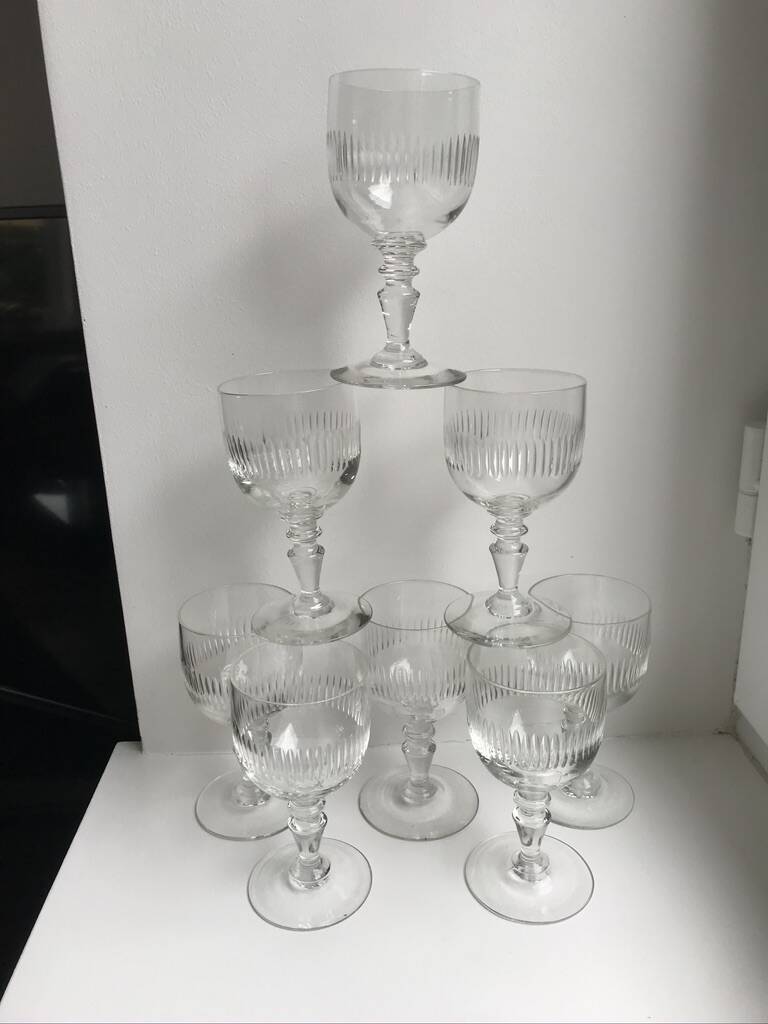 Ensemble de 8 verres à pied en verre moulé années 30 début XXème