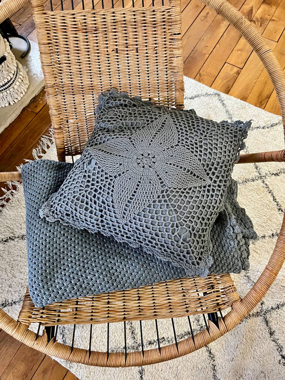 Blue crocheted bedspread and its vintage cushion