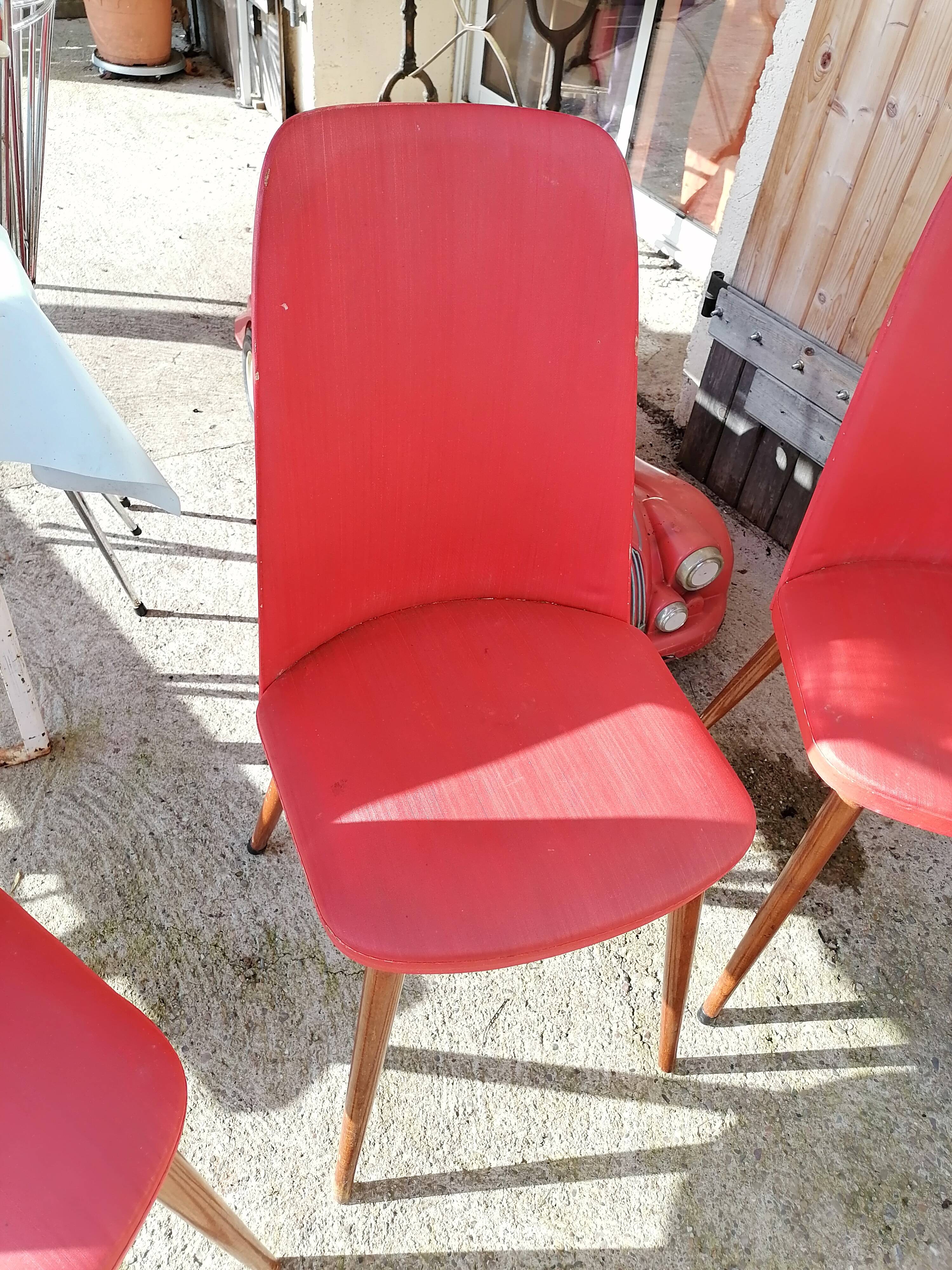 Lot de 6 chaises skaï rouges 1960 style scandinave