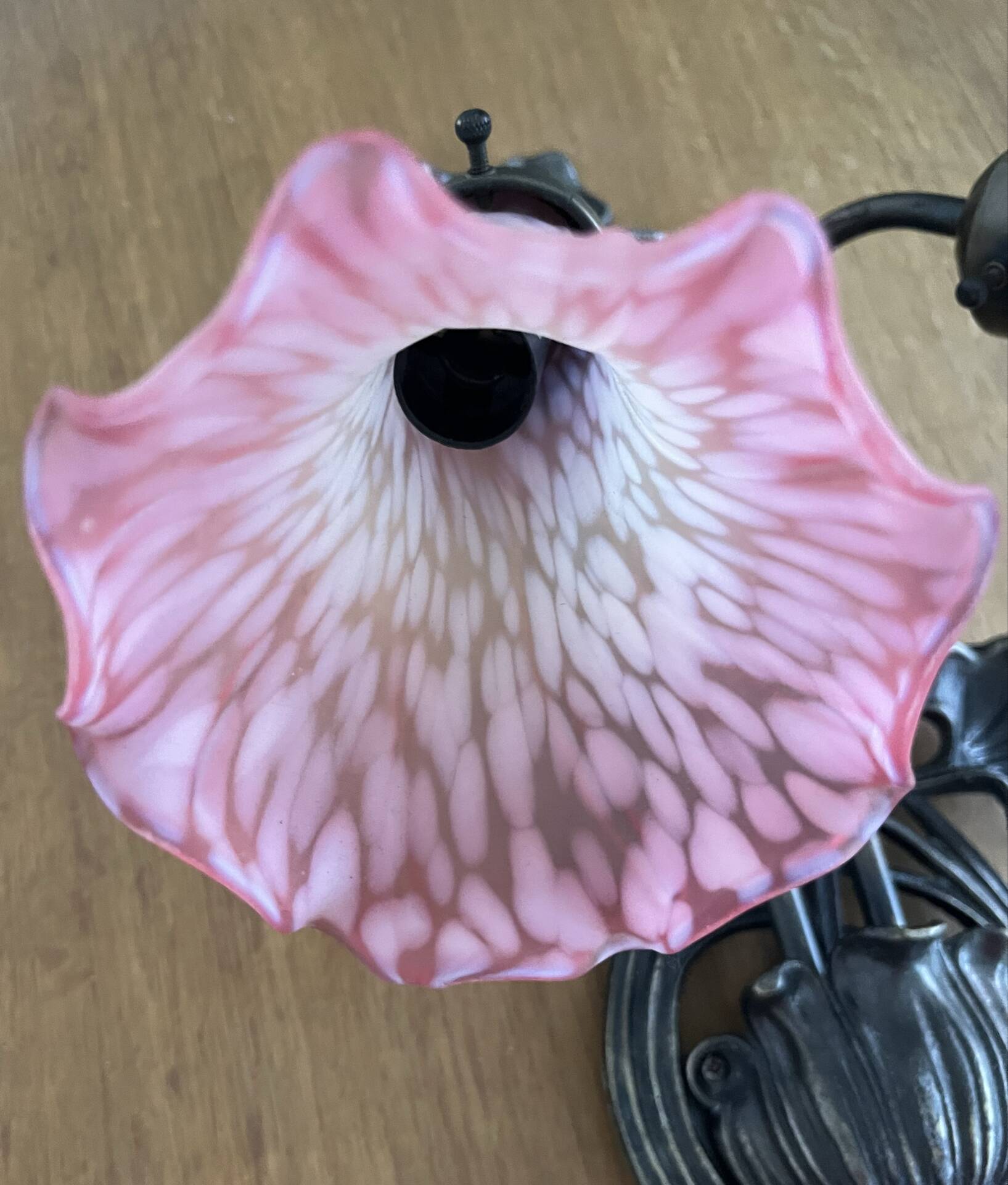 Apply 2 pink tulip Art Nouveau wall lights.