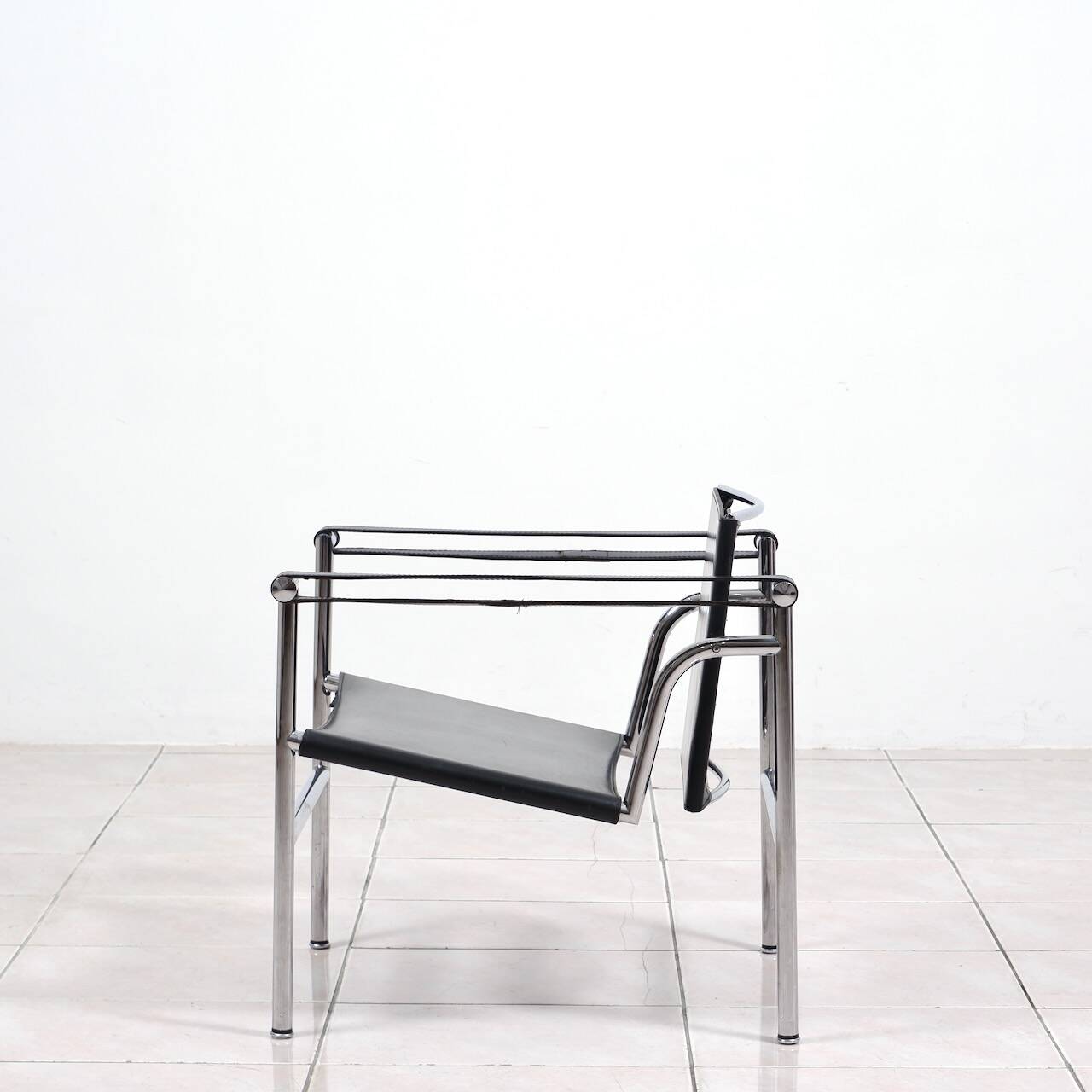 Fauteuil « lc1 » de charlotte perriand pour le corbusier, édités par cassina