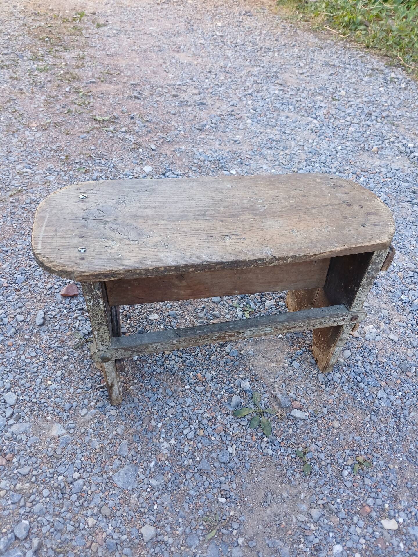 Petit tabouret en bois très ancien 