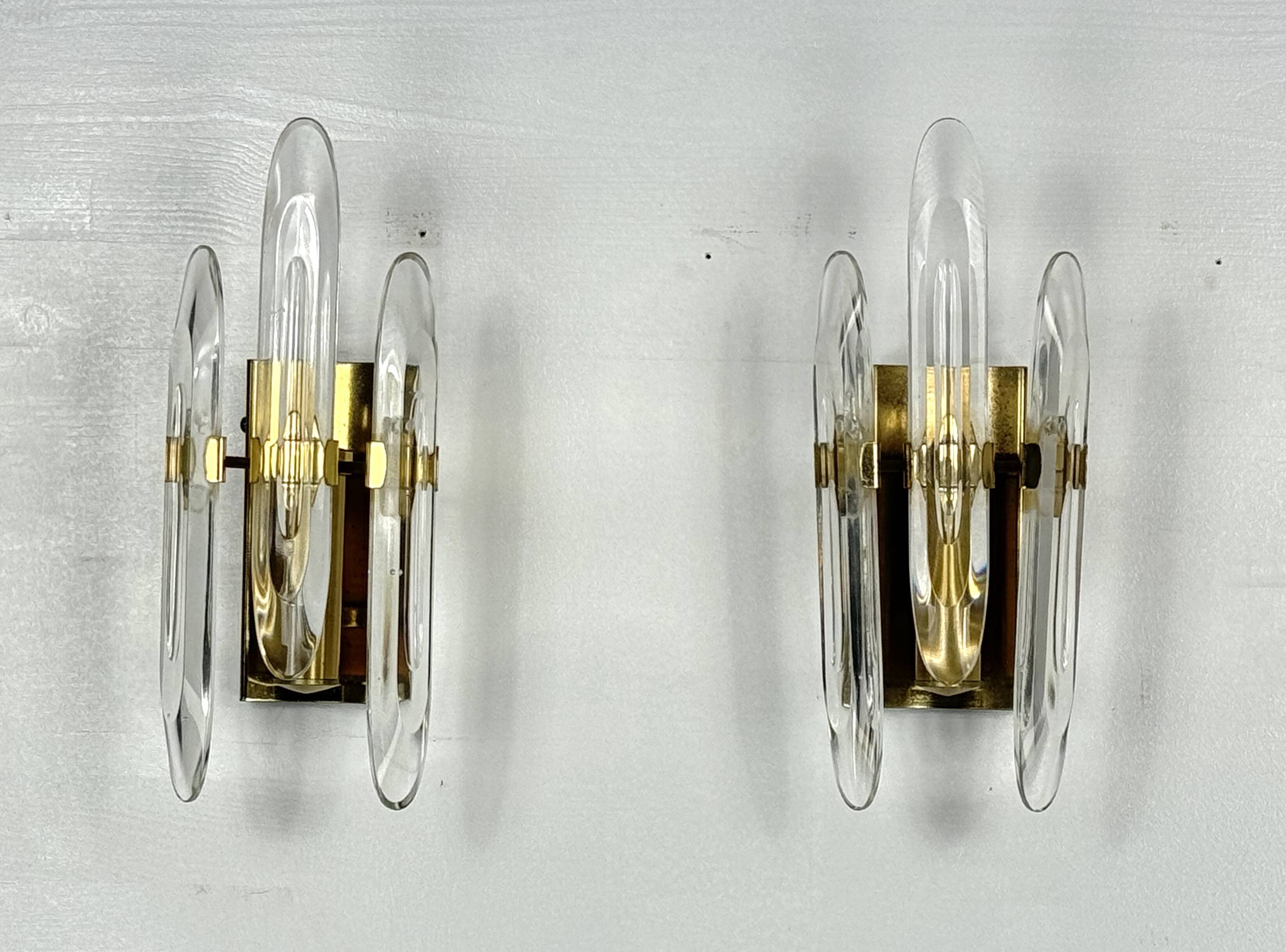 Pair of Sciolari sconces in glass and gilded brass. Italy 1970s