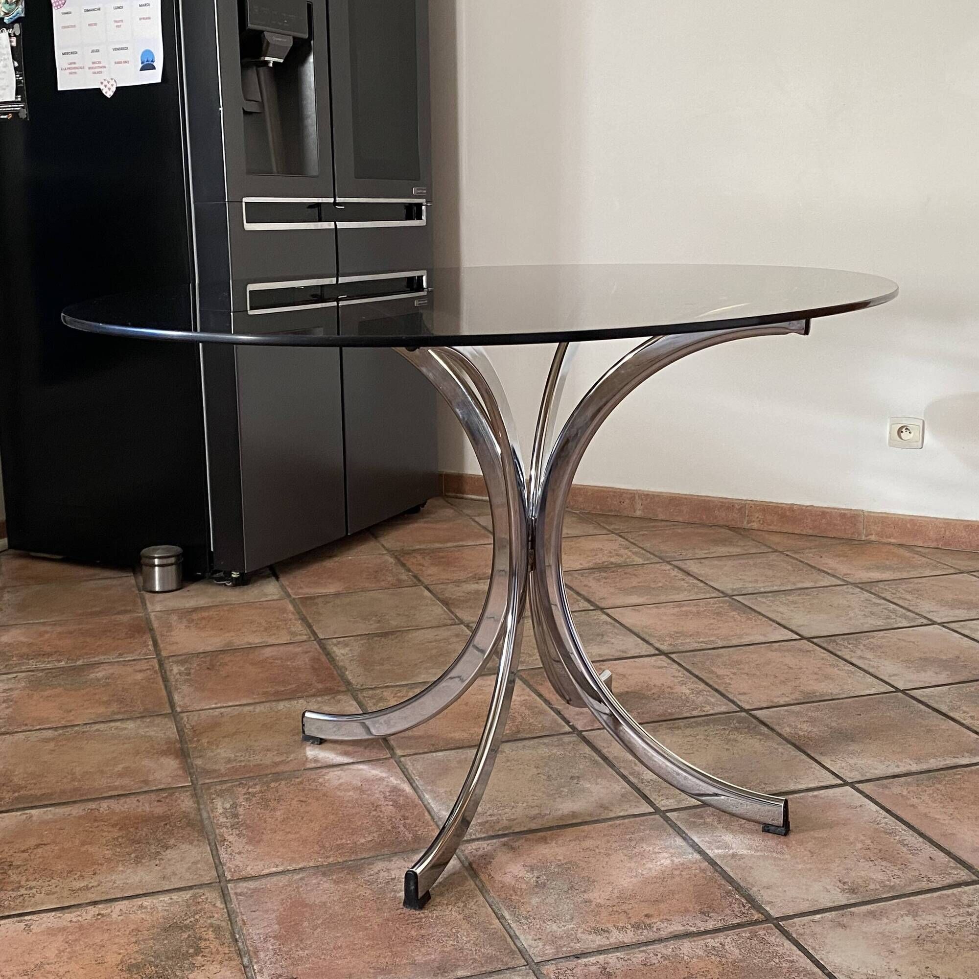 Table ovale Roche Bobois en acier chromé et verre fumé, 1970