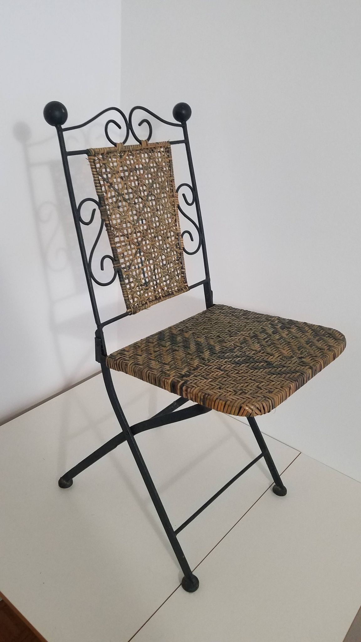 Chaise en fer forgé et rotin,  pliante  et vintage
