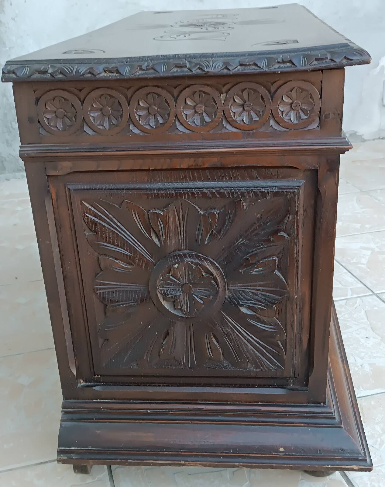 Breton chest in carved wood