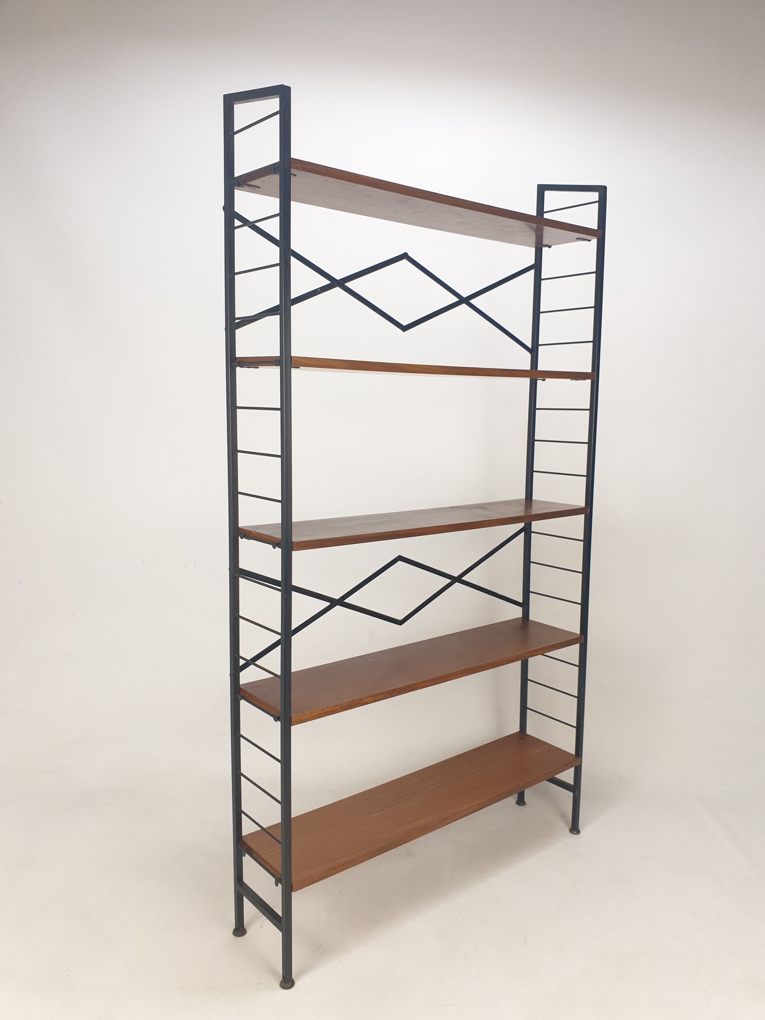 Italian free standing teak shelving unit, 1950