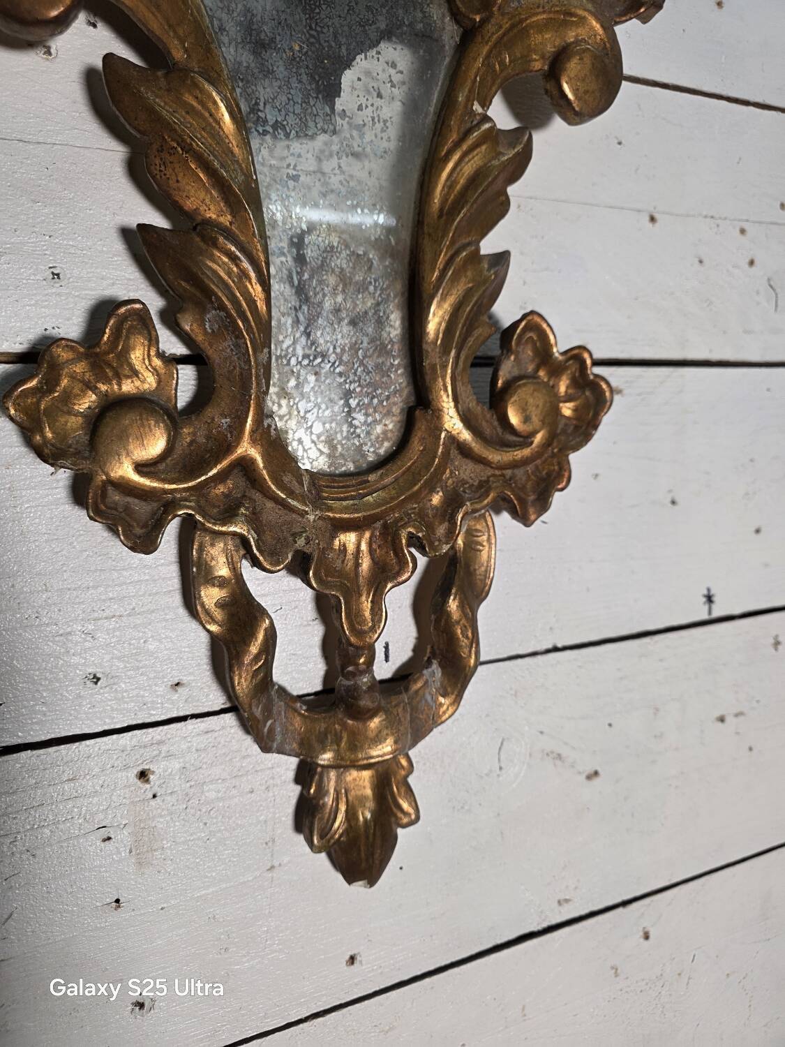Italian mirror in gilded wood with gold leaf from the 18th century.
