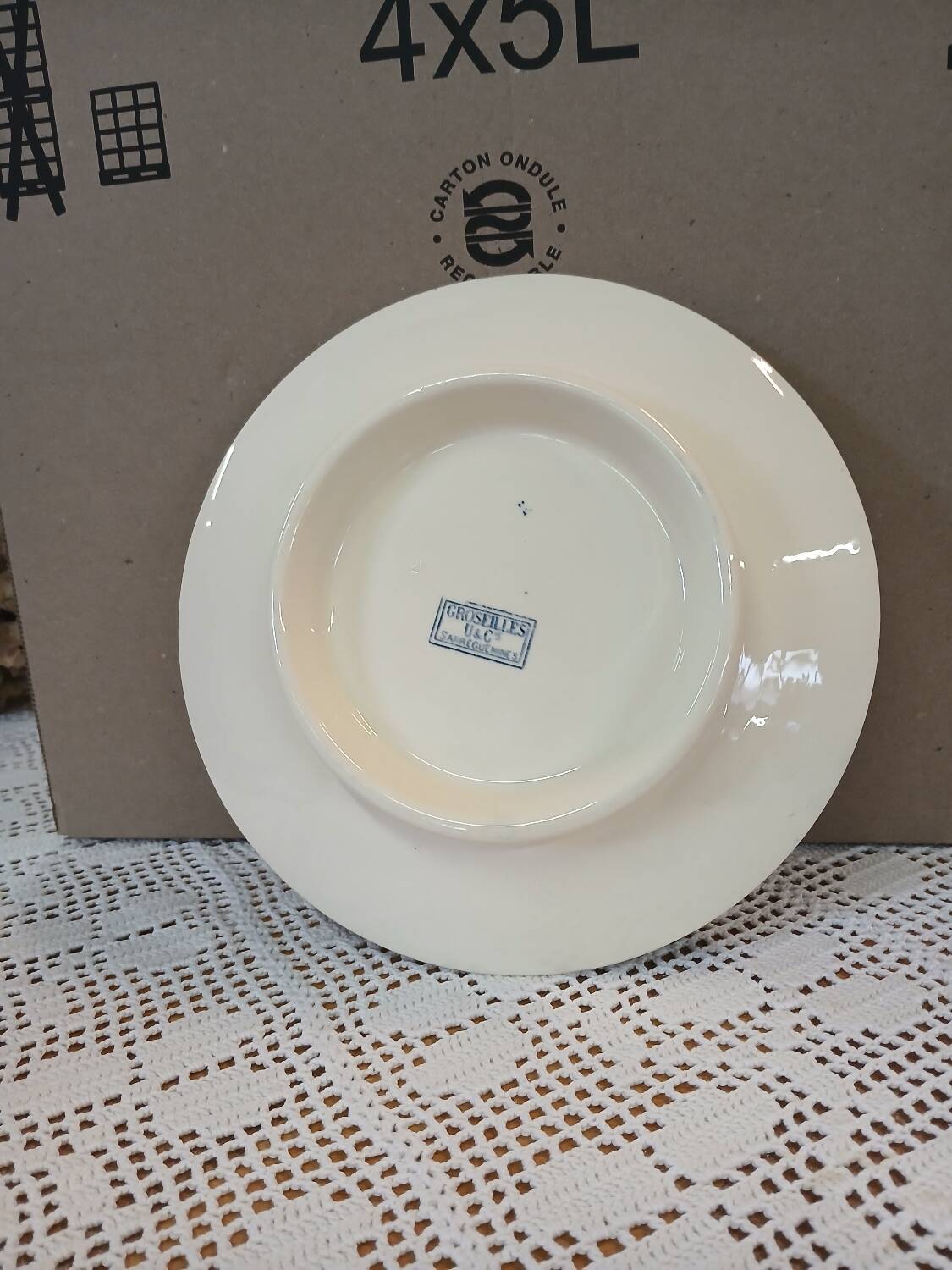 Petit plat ancien en terre de fer