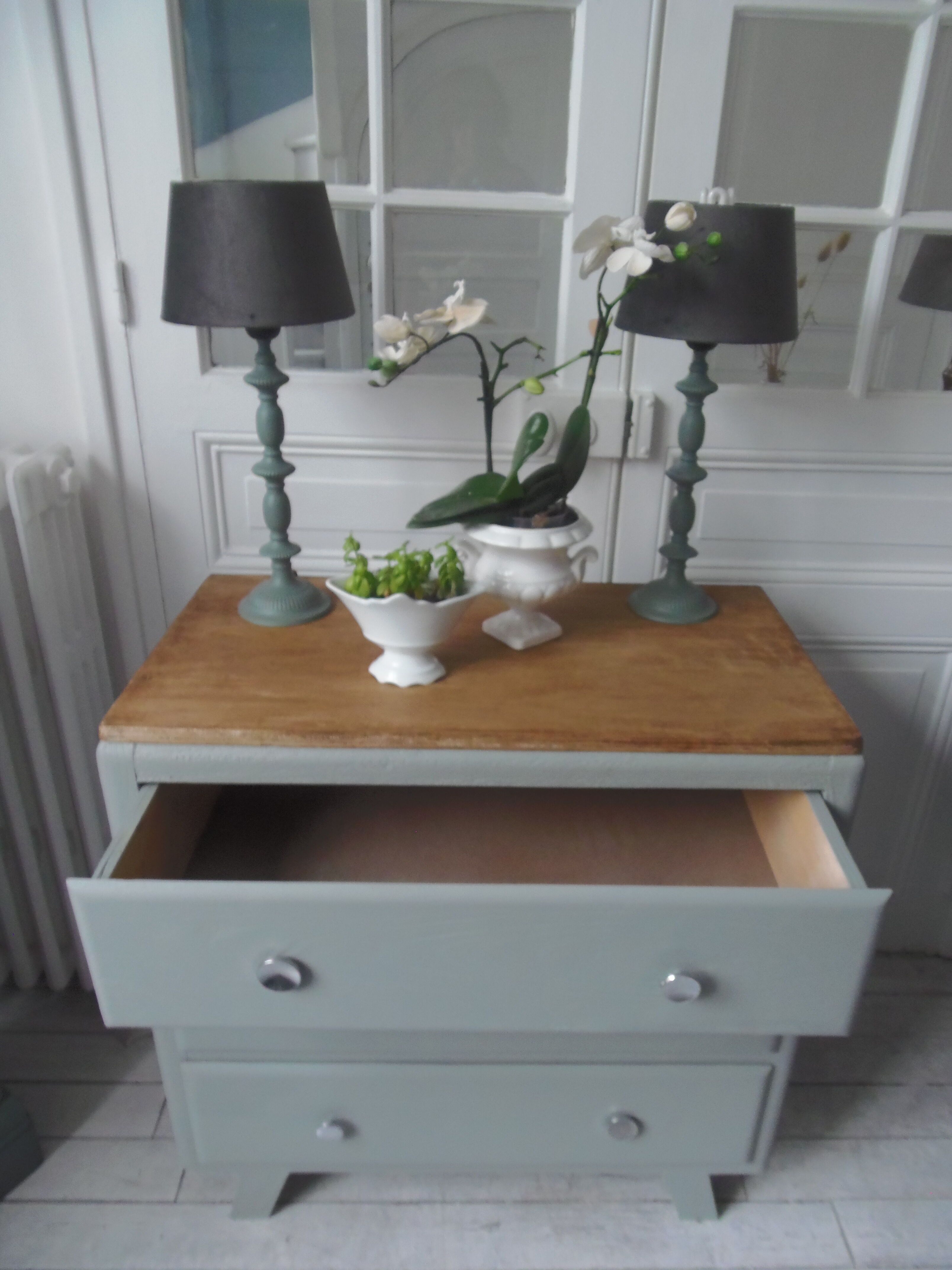 Compass feet vintage gray green, 3 drawers, wooden tray.