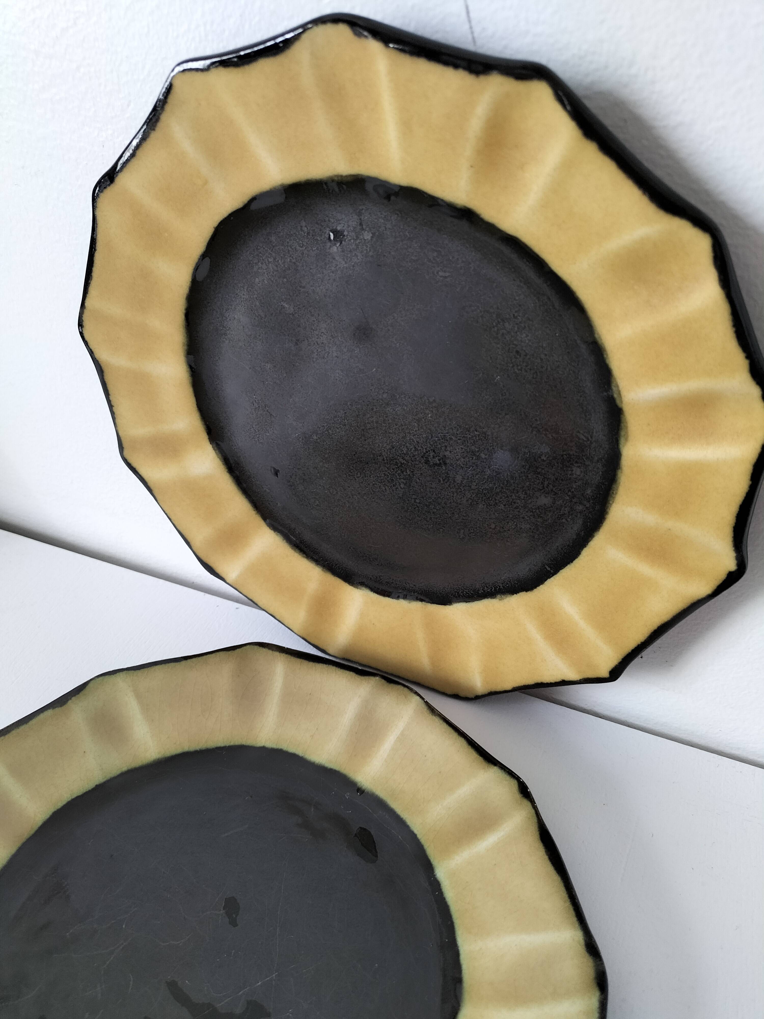 6 ceramic dessert plates shaped like a sunflower, signed CB.