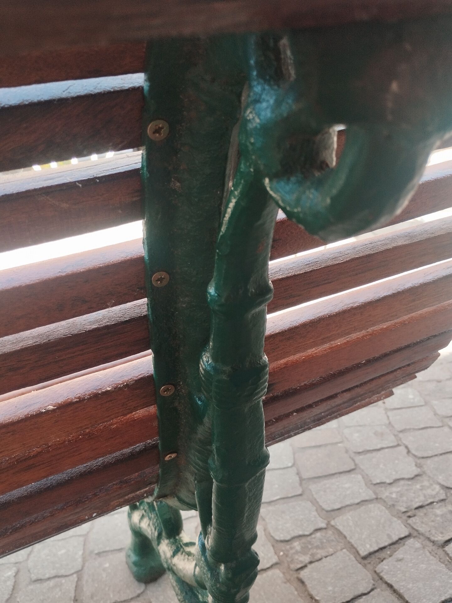 Banc de jardin ancien avec pieds en fonte
