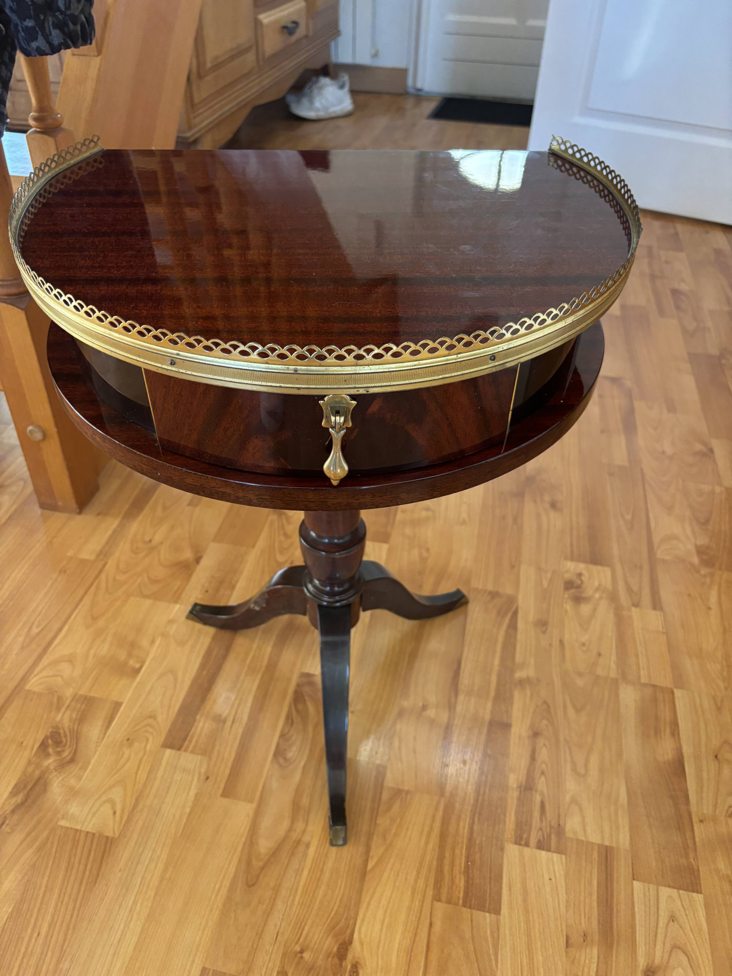 Empire style guéridon