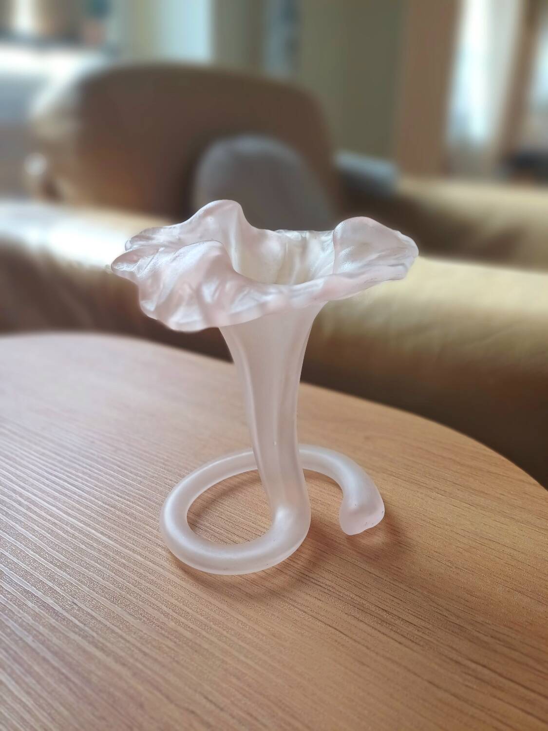 Flower vase in pink mate