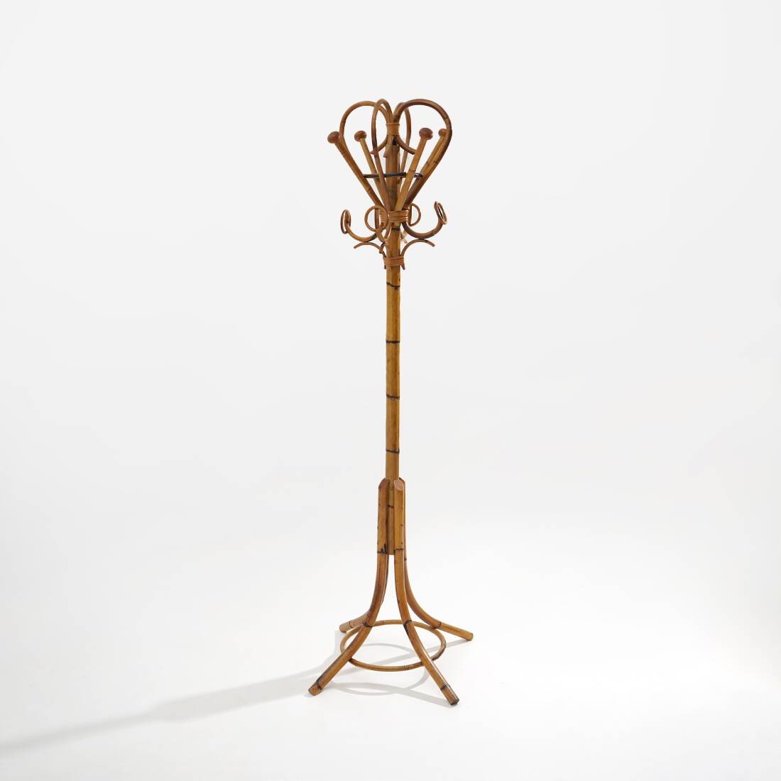 Porte-manteau sur pied en rattan et osier tressé, années 1960.