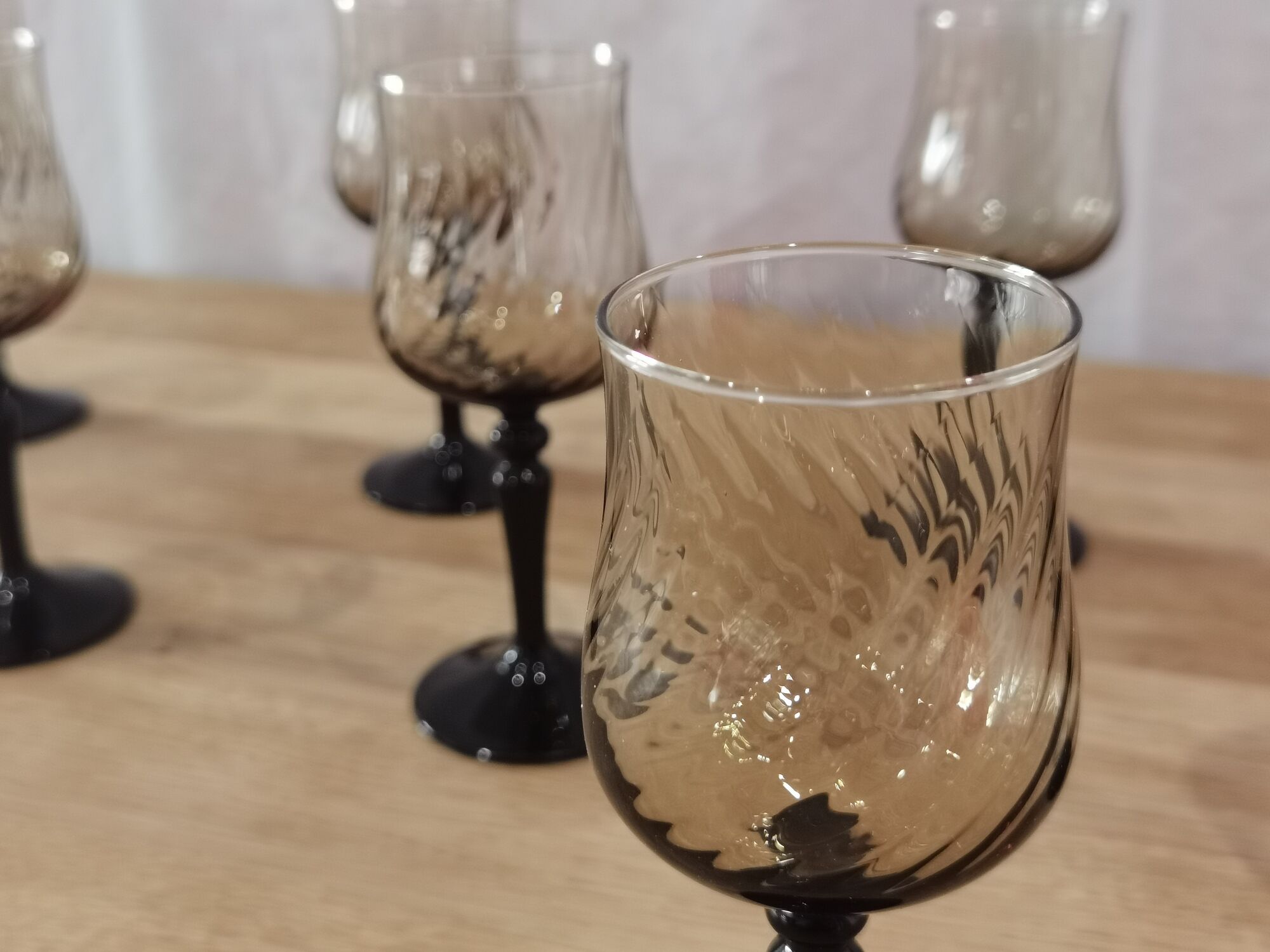 8 glasses of vintage black foot smoked wine Arcoroc