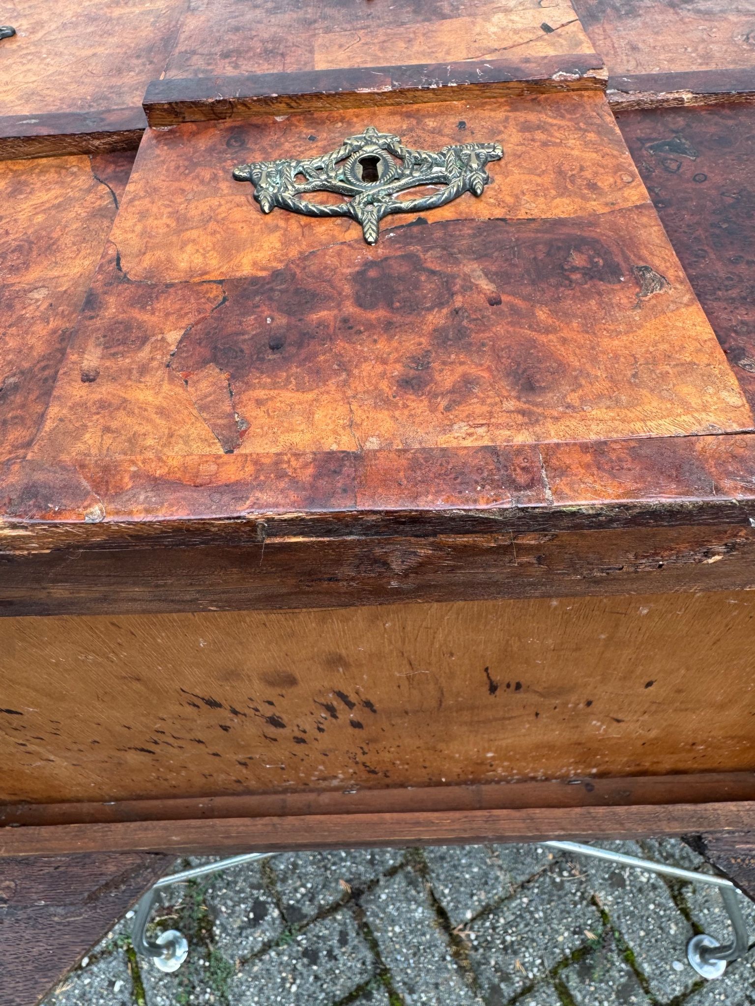 Commode en bois de burl vintage