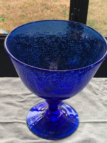 Coupe de fruits, saladier en verre soufflé et bulle bleu de Prusse de la verrerie de biot