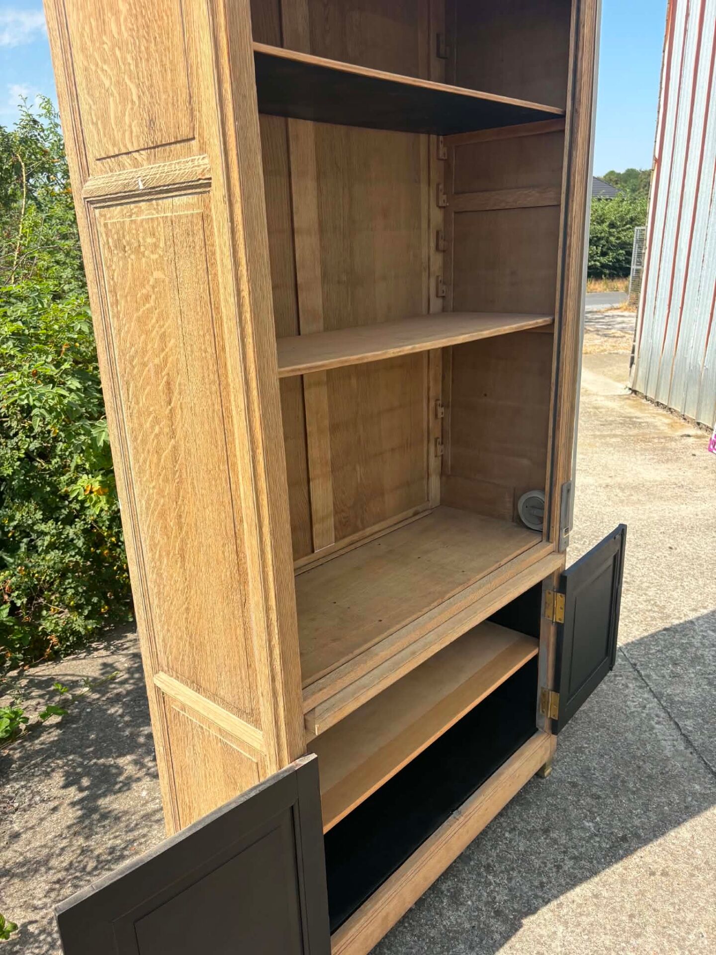 Shuttered oak furniture – Vintage & authentic