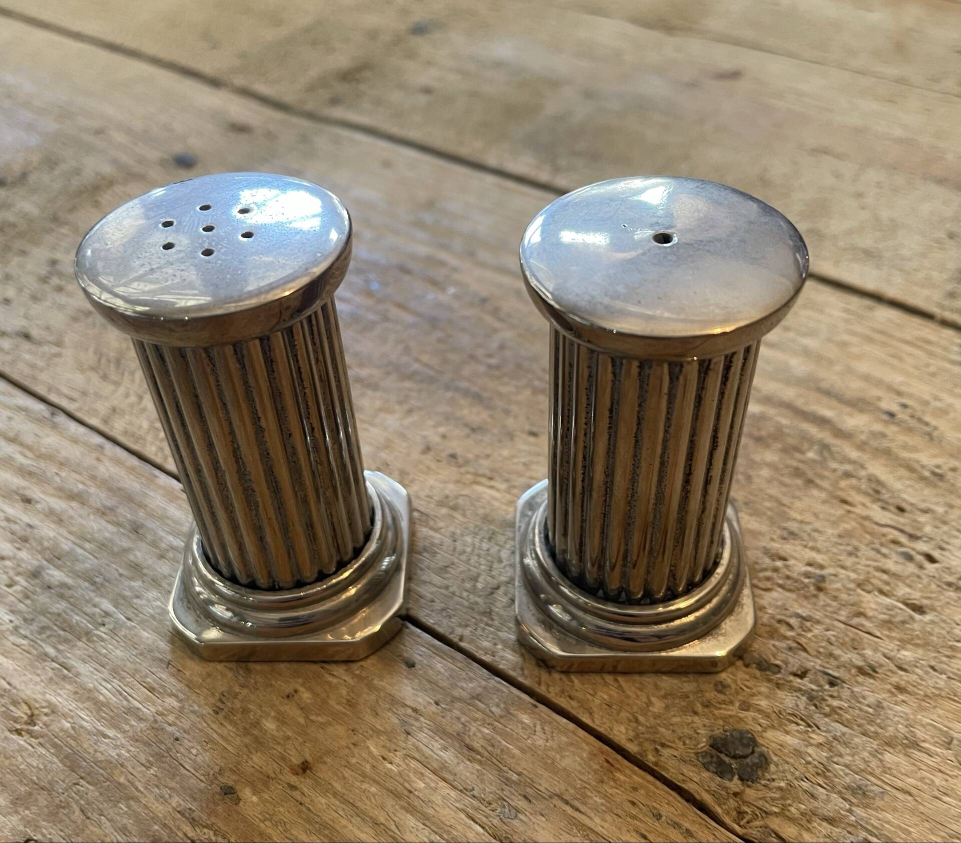 Salière et poivrière ancien en forme de colonne
