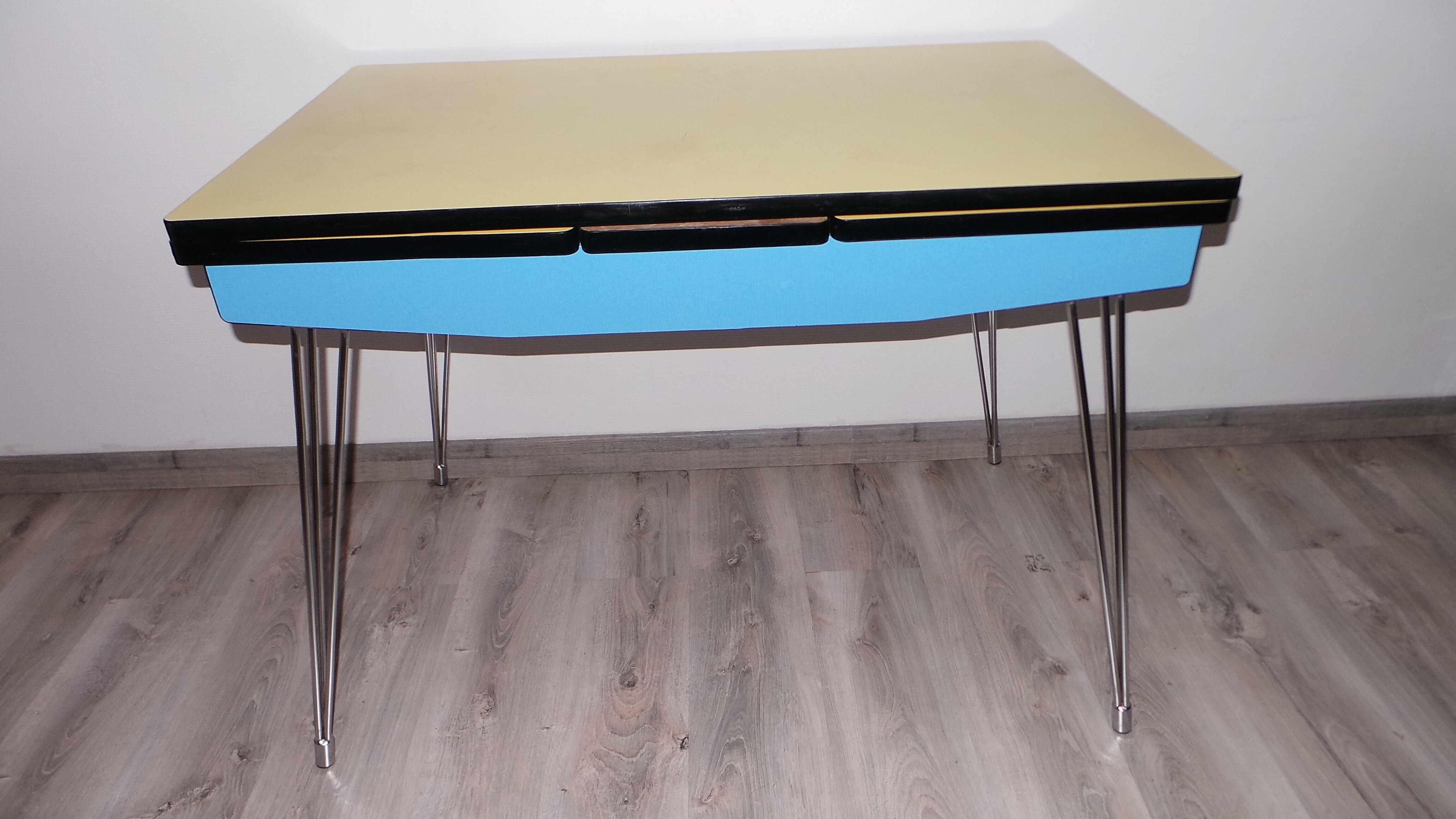 Table et 4 chaises en formica avec pieds eiffels vintage Sif
