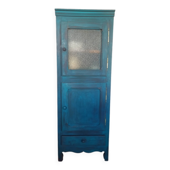 Vaisselier/Armoire/ bonnetière/ garde manger/ homme debout