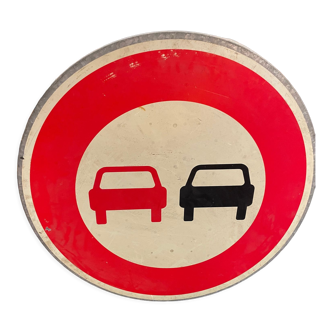 Signage prohibition to overtake