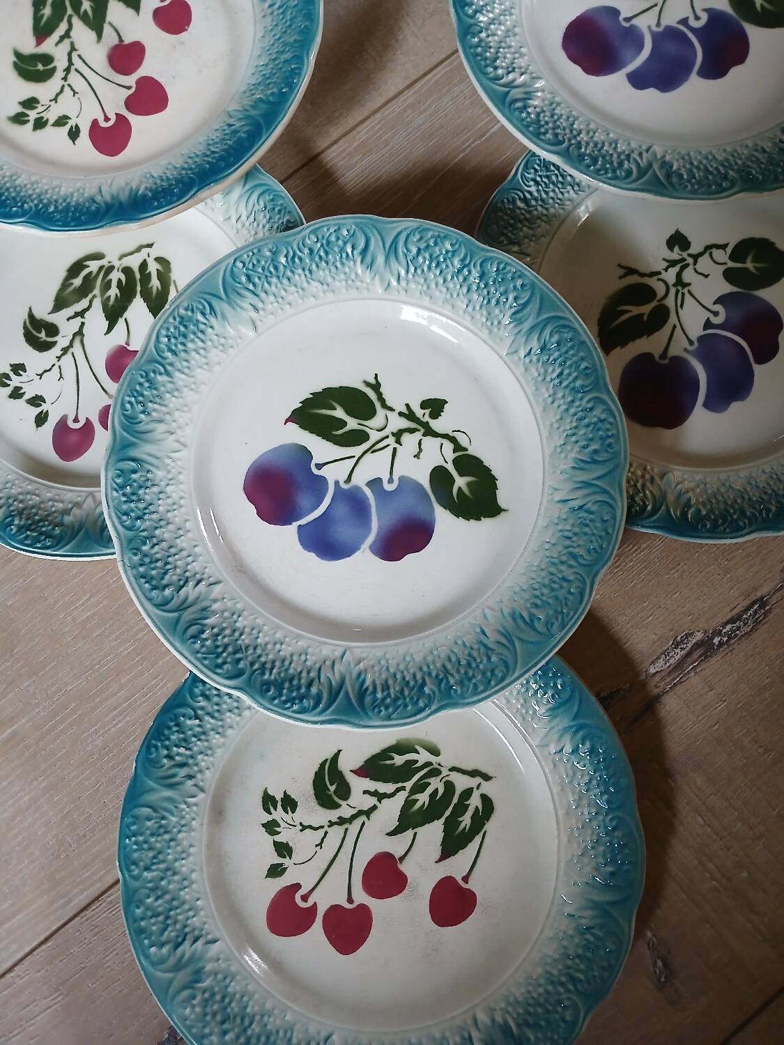 8 assiettes à dessert anciennes en barbotine