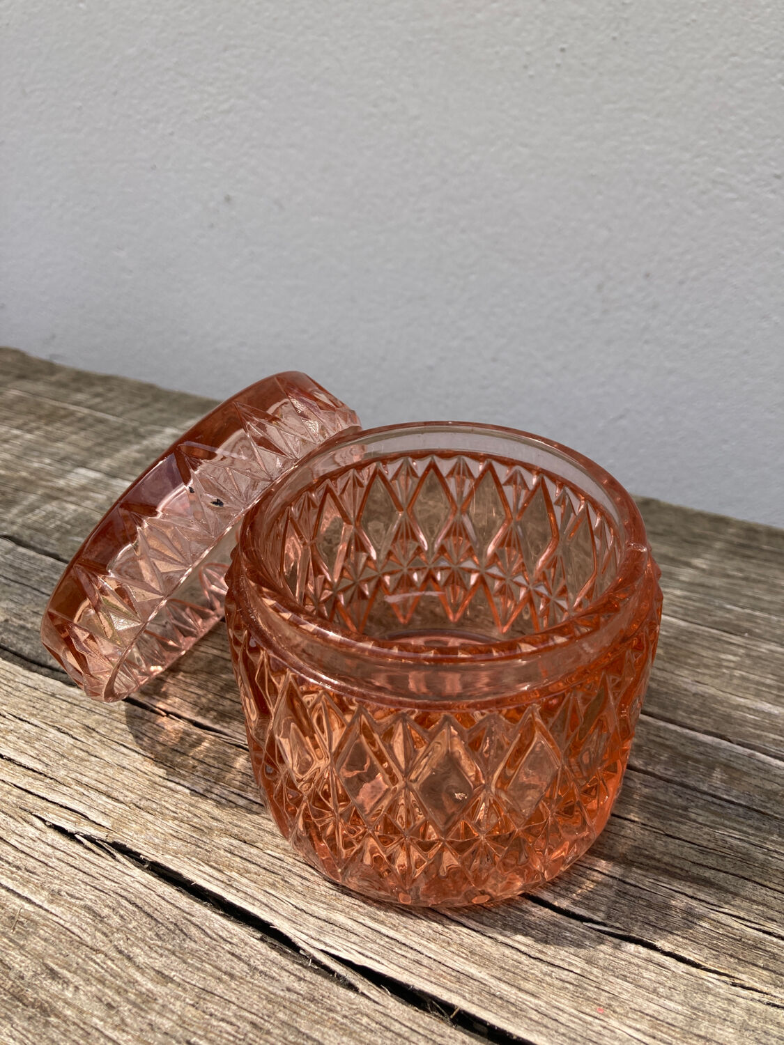 Powder box for Art Deco jewelry in pink crystal