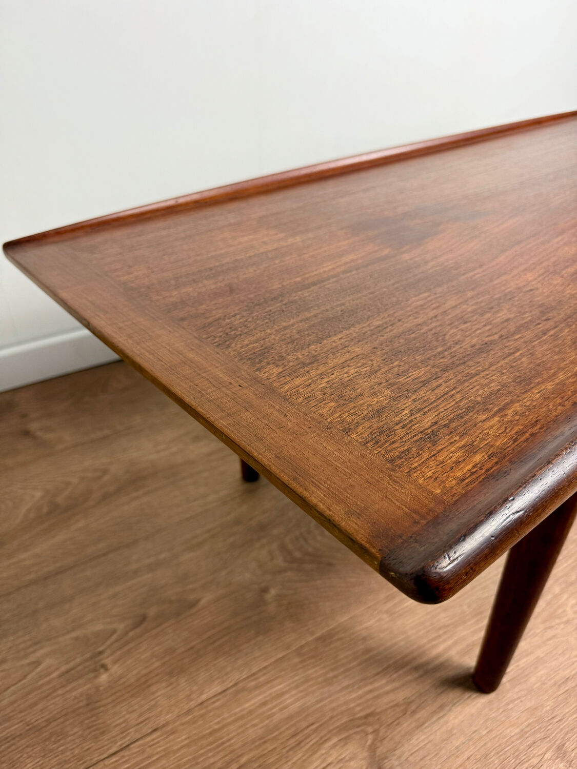 Table basse scandinave attribuée à Grete Jalk – Années 60