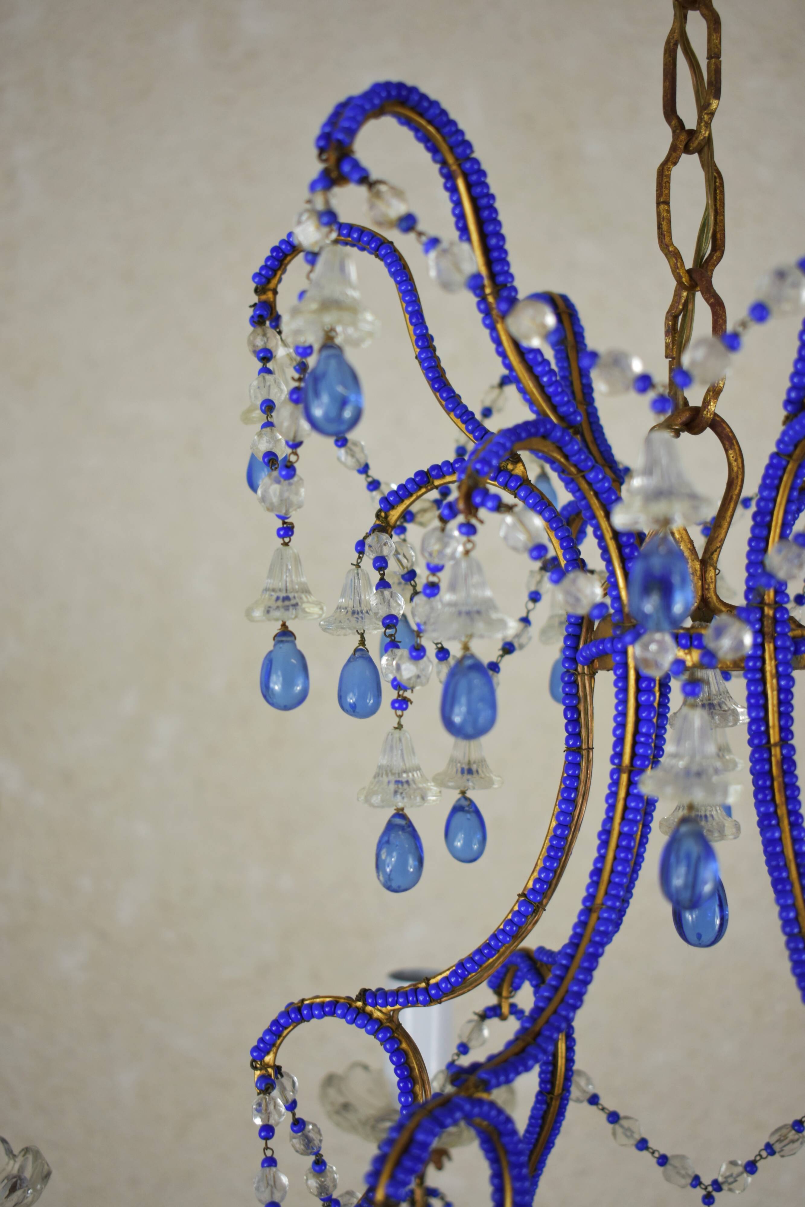lustre bleu, fait de perles.